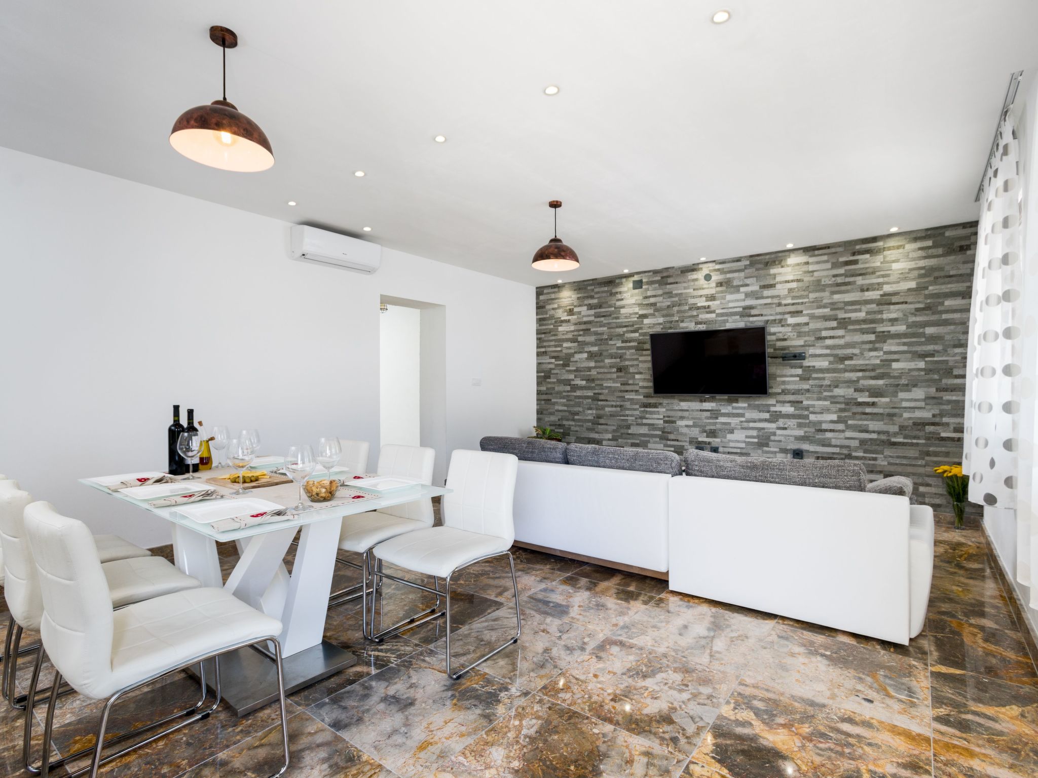 Seaside Villa Lara mit beheiztem Swimmingpool-Drinnen