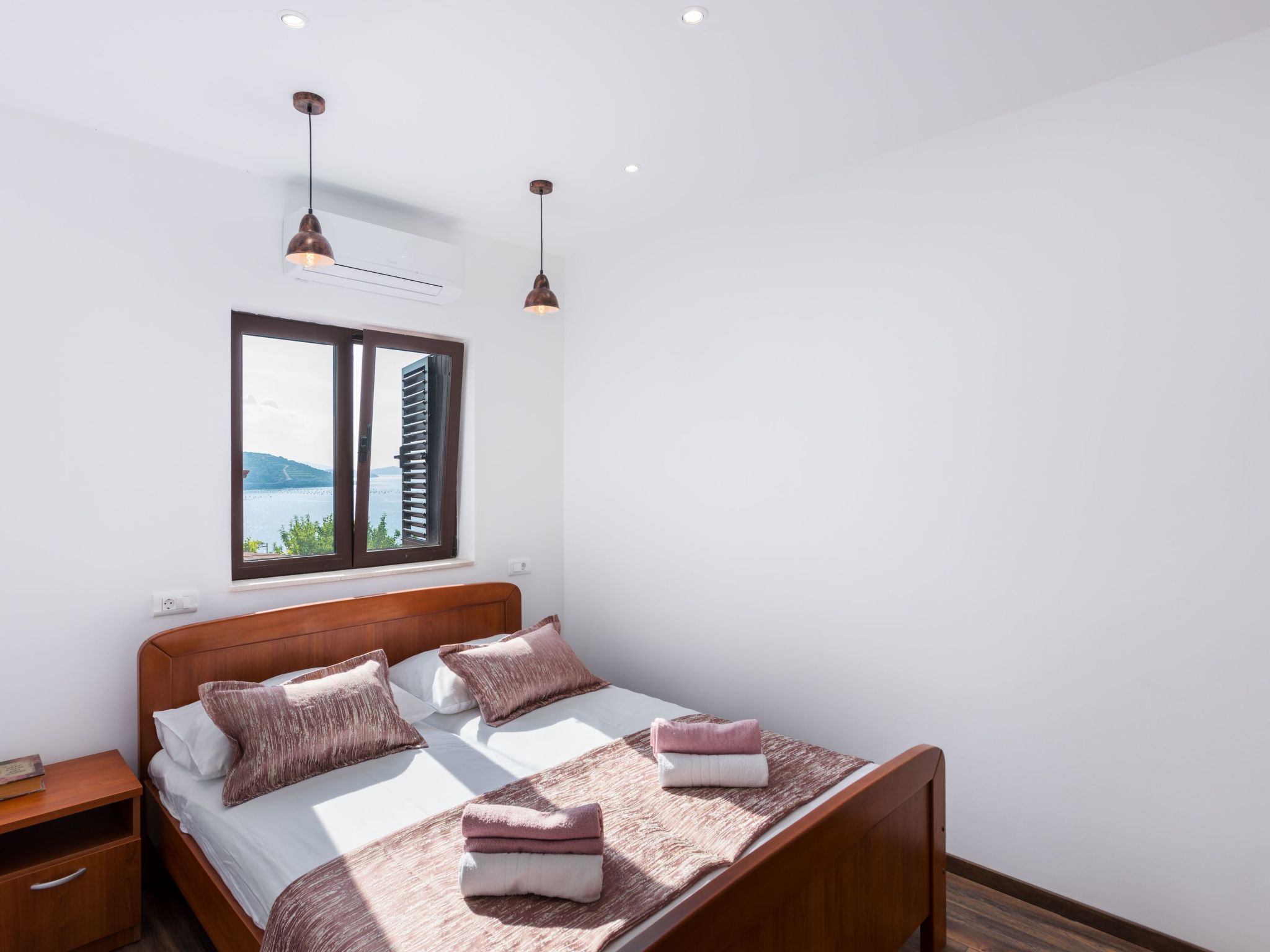 Seaside Villa Lara mit beheiztem Swimmingpool-Drinnen