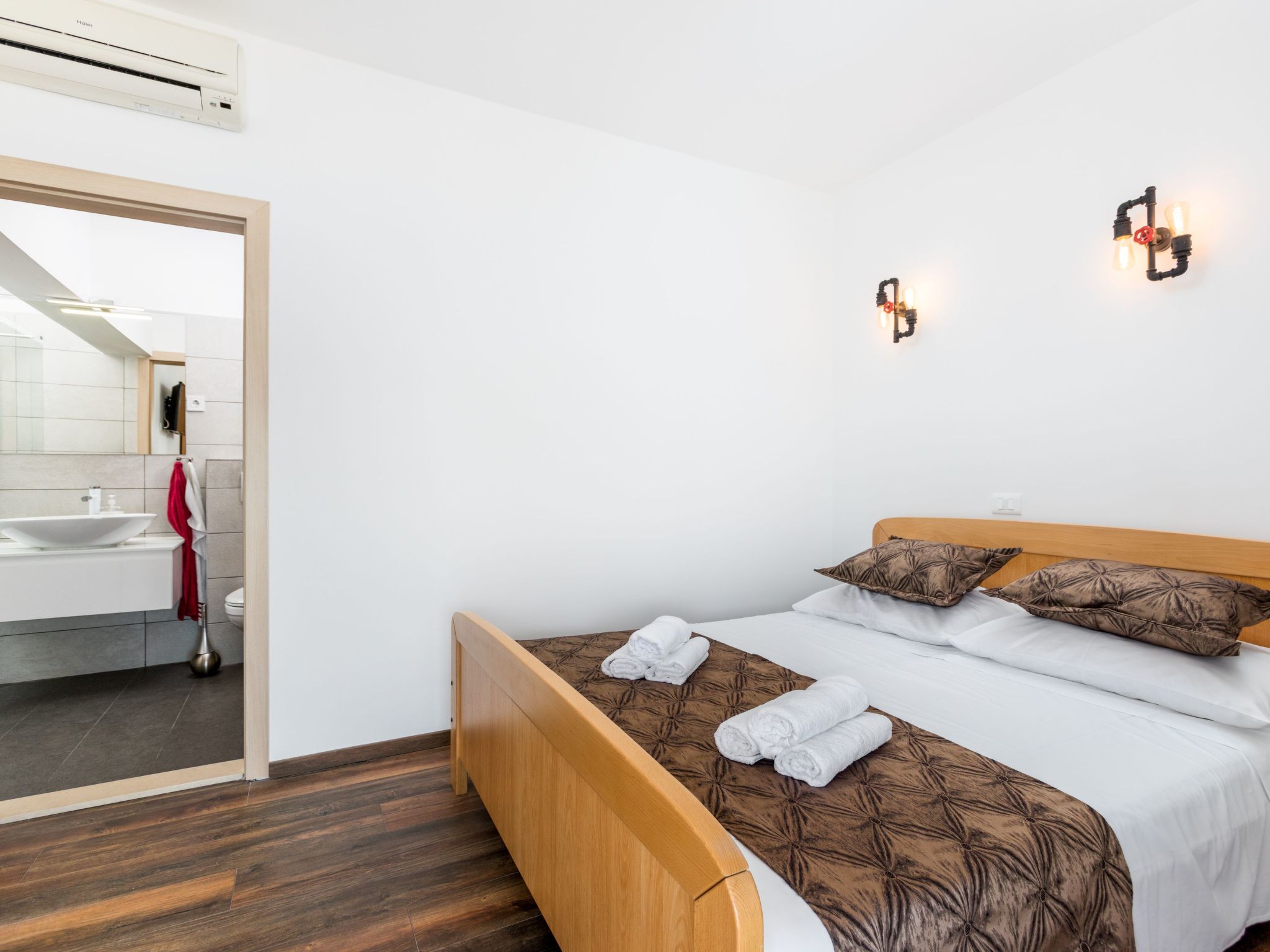 Seaside Villa Lara mit beheiztem Swimmingpool-Drinnen