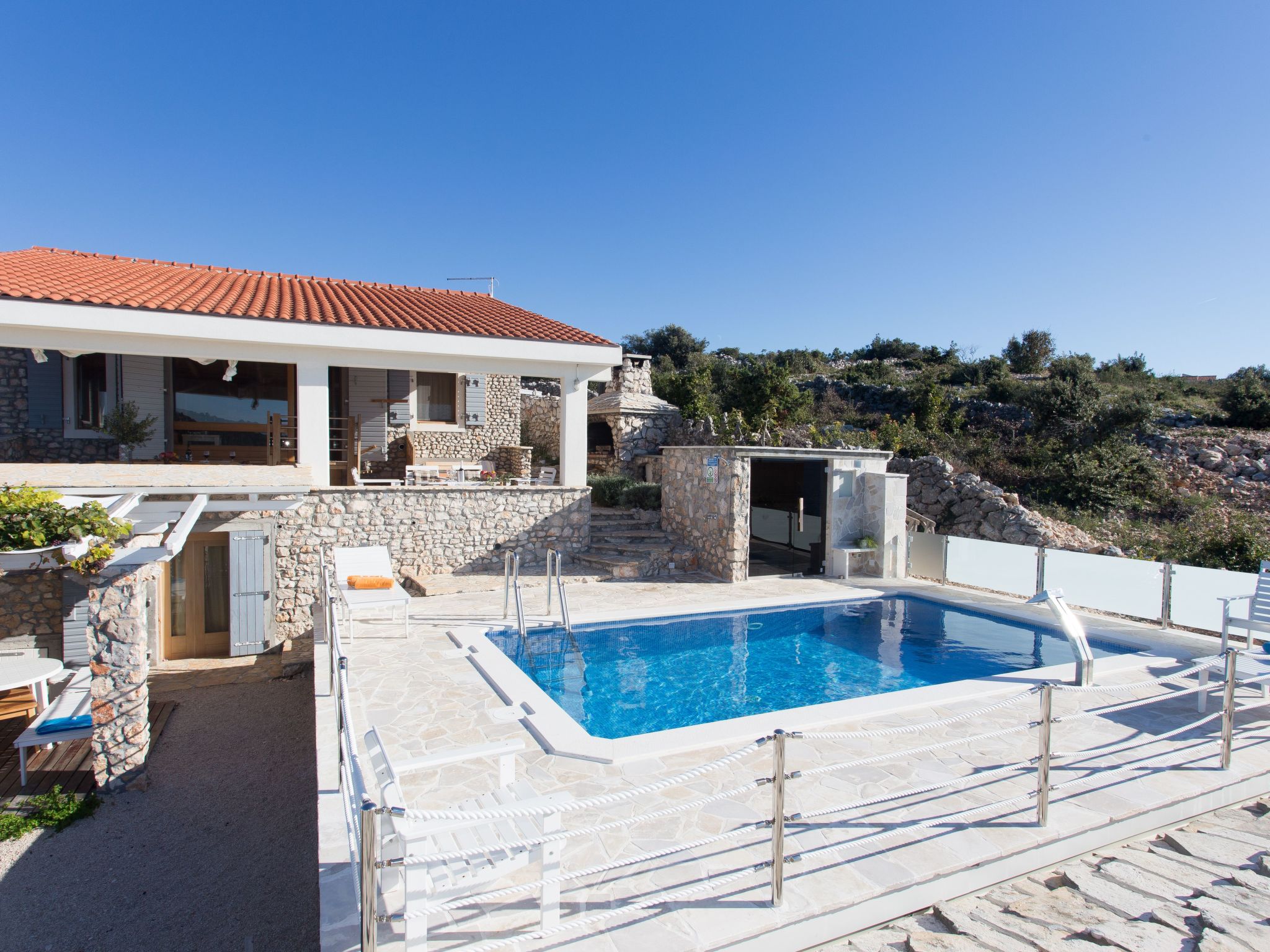 In Sevid mit Gemeinsamer Terrasse und Meerblick