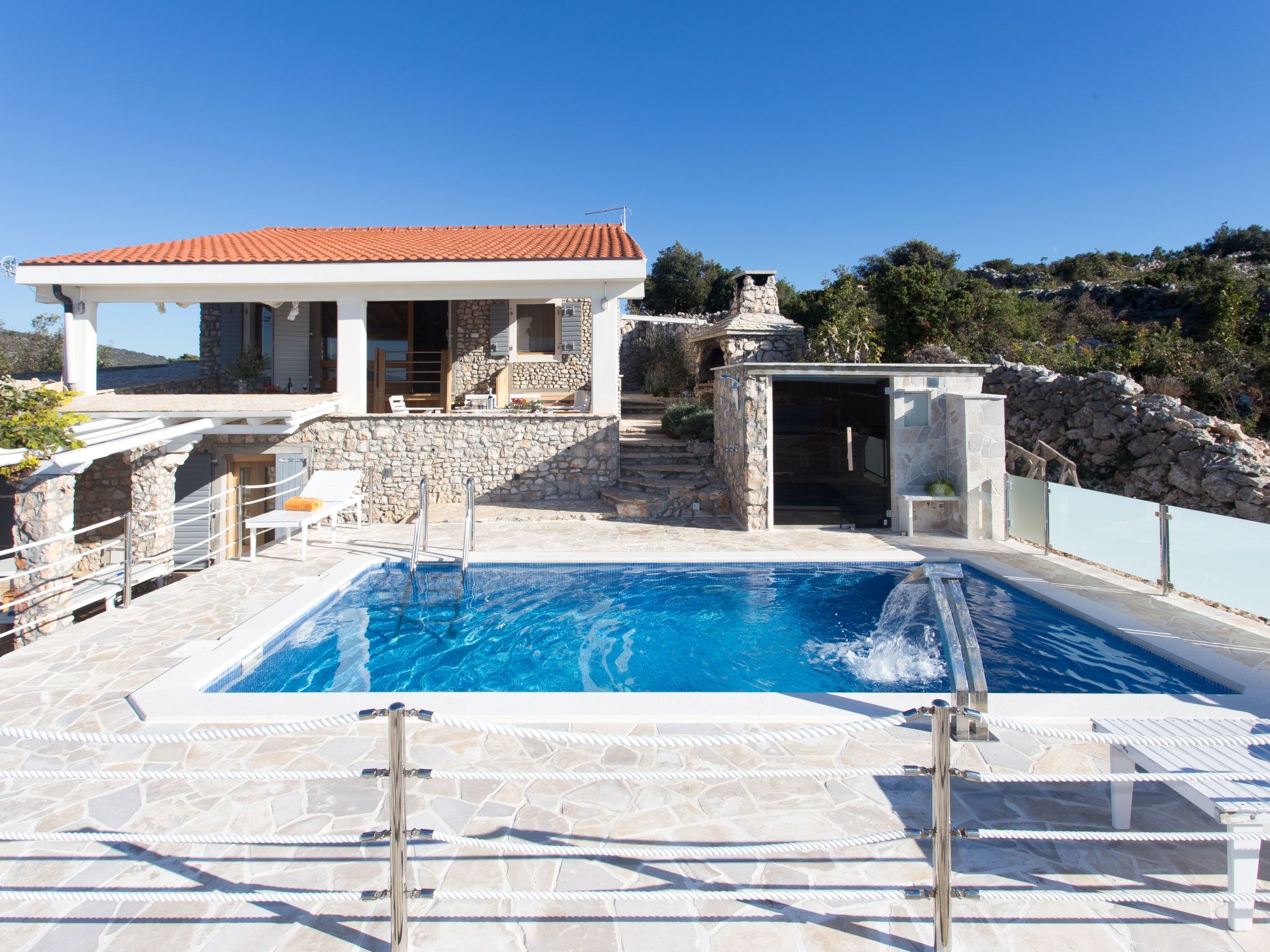 In Sevid mit Gemeinsamer Terrasse und Meerblick-Outside