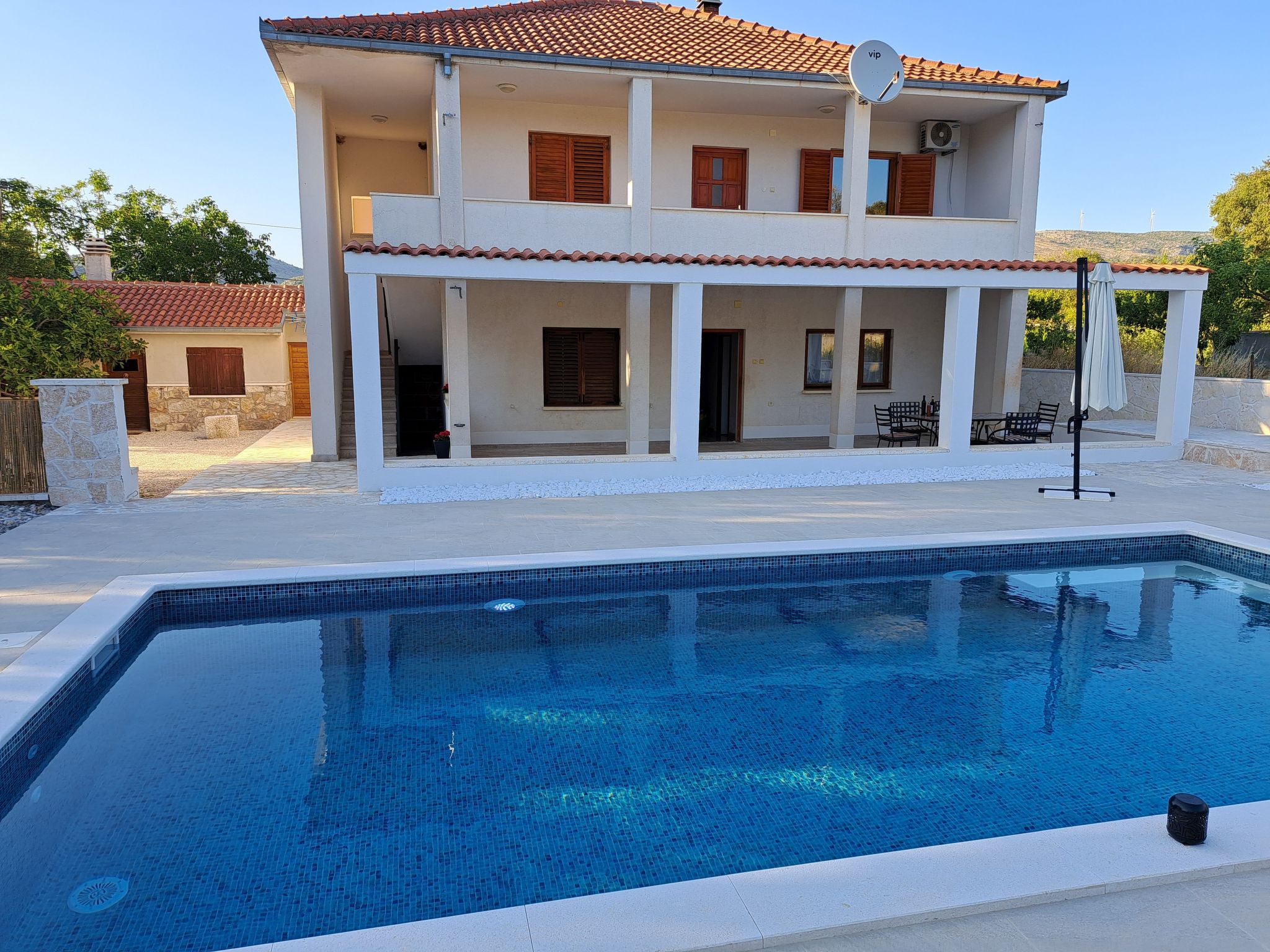 Vakantiehuis met omheinde tuin in Marina (Kroatië) 1 hond is welkom