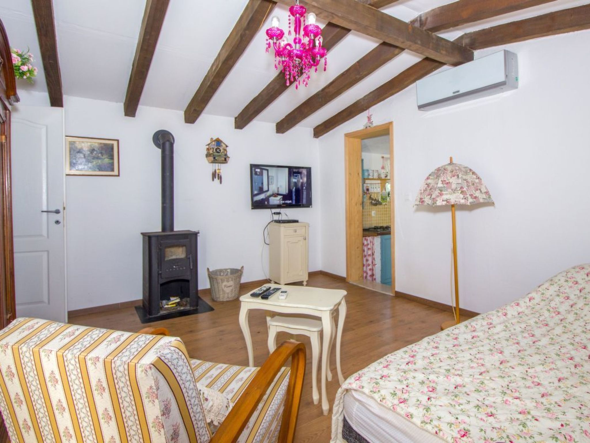 Hütte mit Garten, Grill und Terrasse-Drinnen