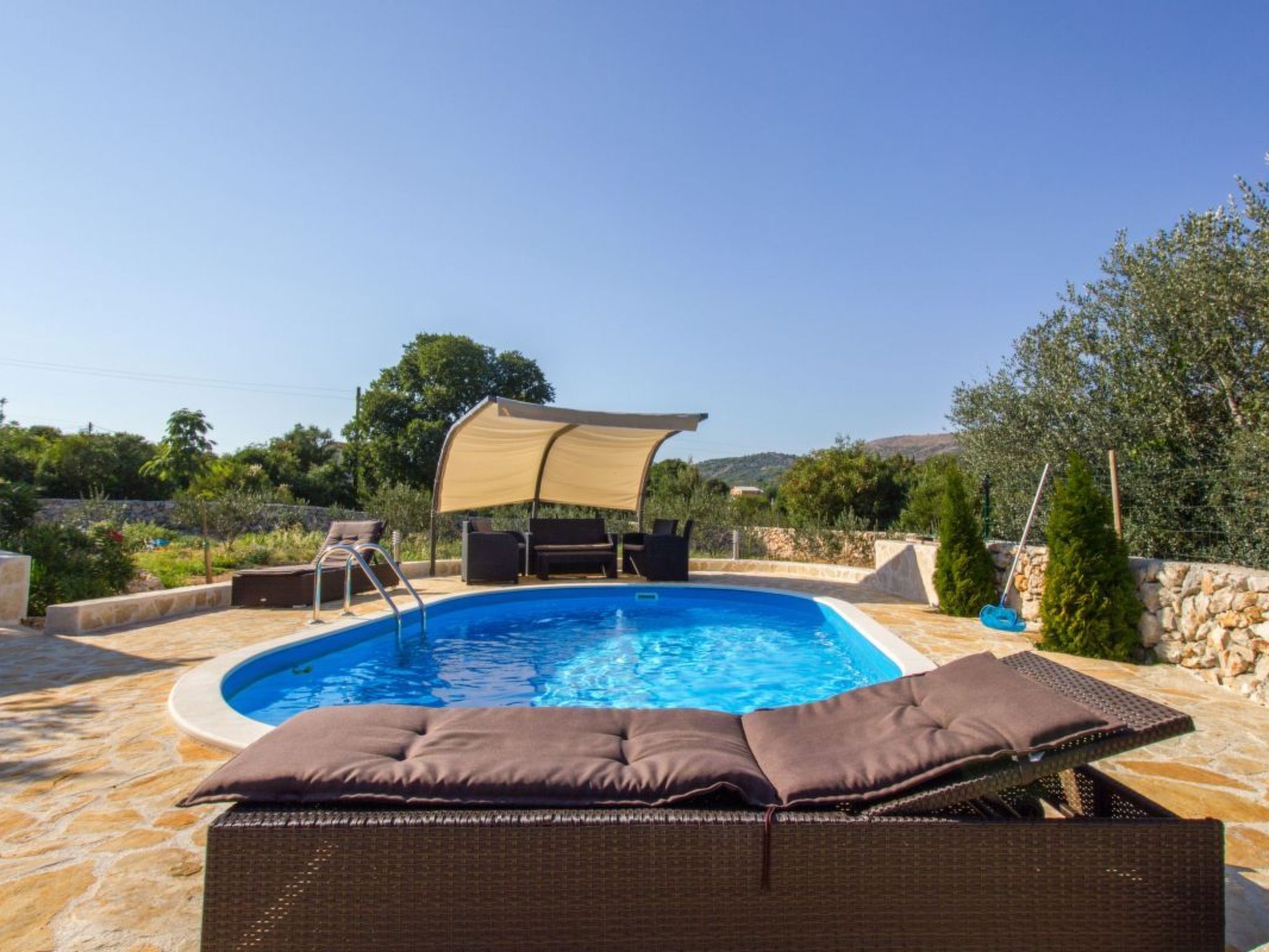 Hütte mit Garten, Grill und Terrasse-Drinnen