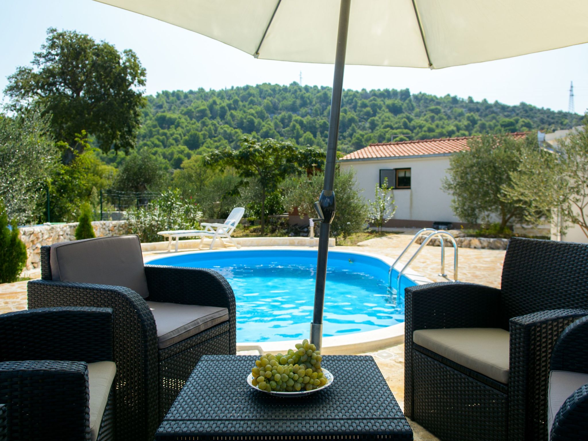 Hütte mit Garten, Grill und Terrasse-Drinnen