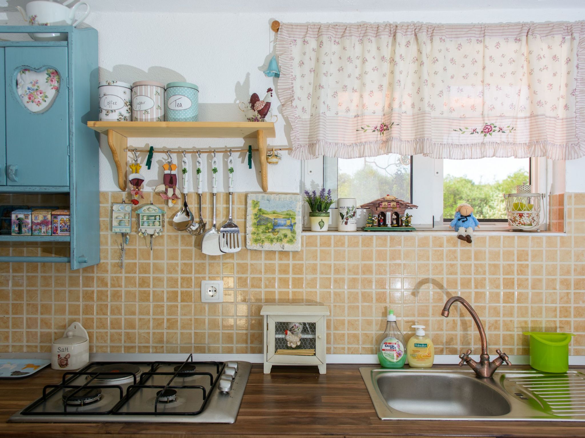 Hütte mit Garten, Grill und Terrasse-Drinnen