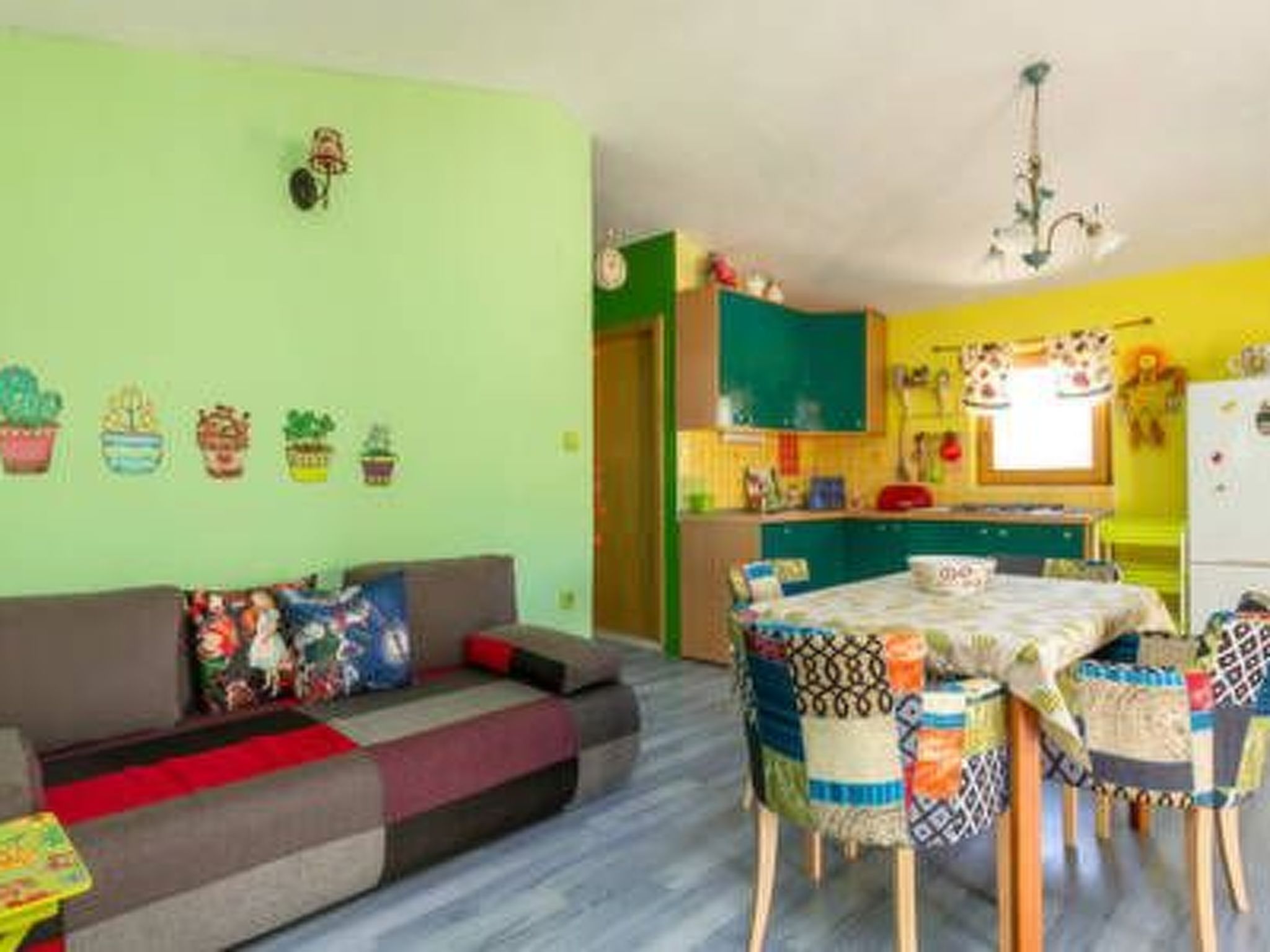 Hütte mit Garten, Grill und Terrasse-Drinnen