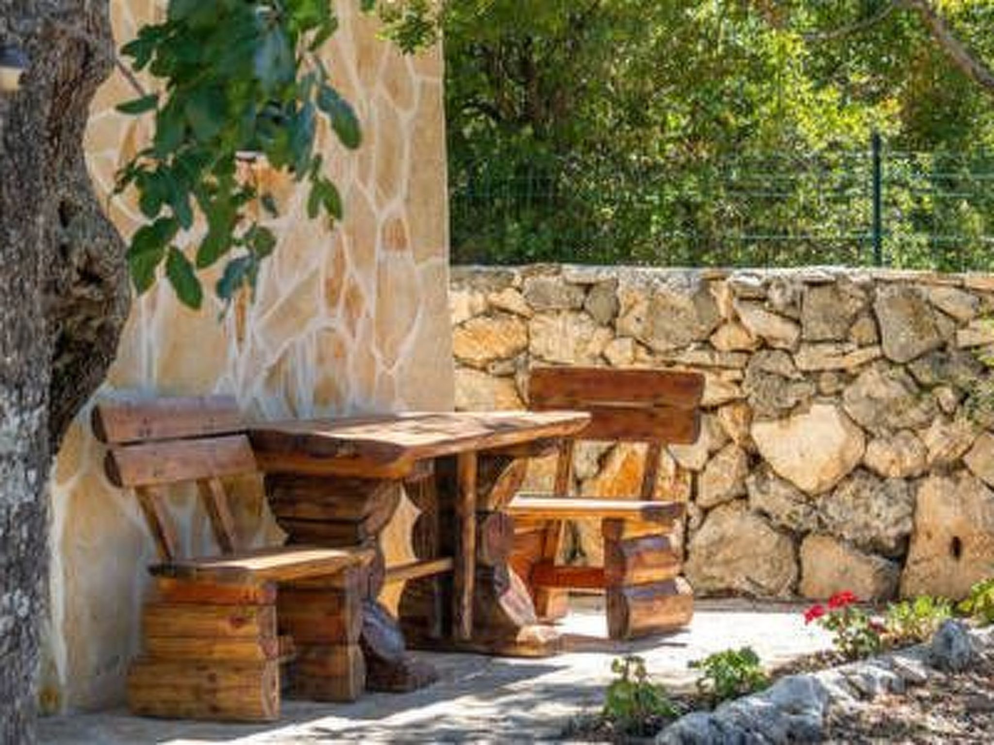 Hütte mit Garten, Grill und Terrasse-Drinnen