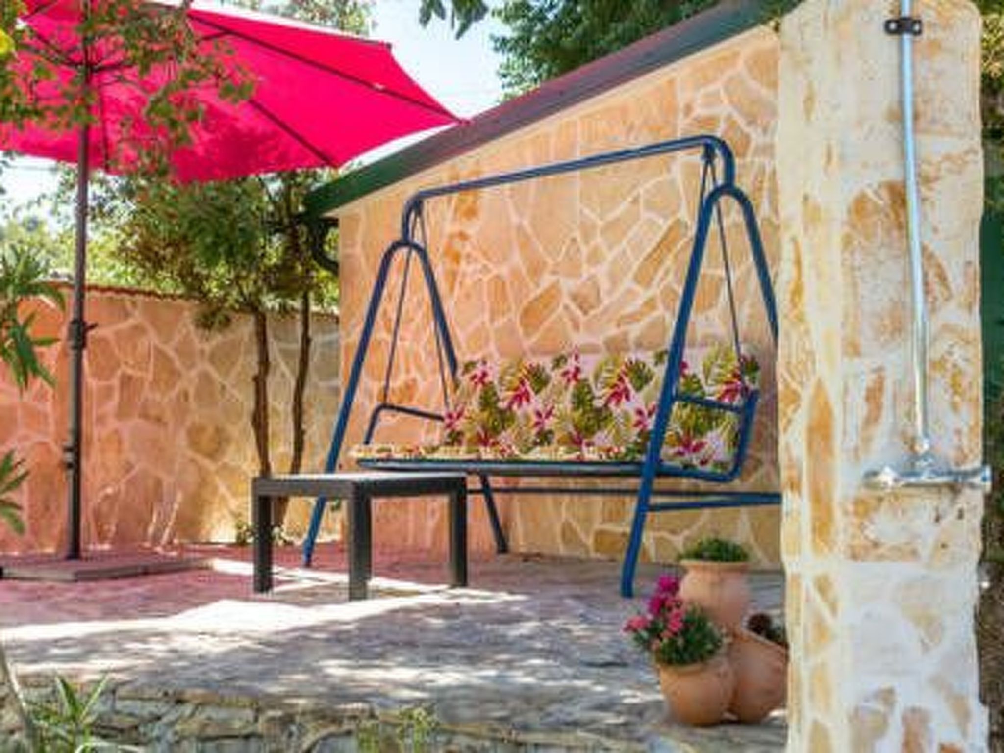 Hütte mit Garten, Grill und Terrasse-Drinnen