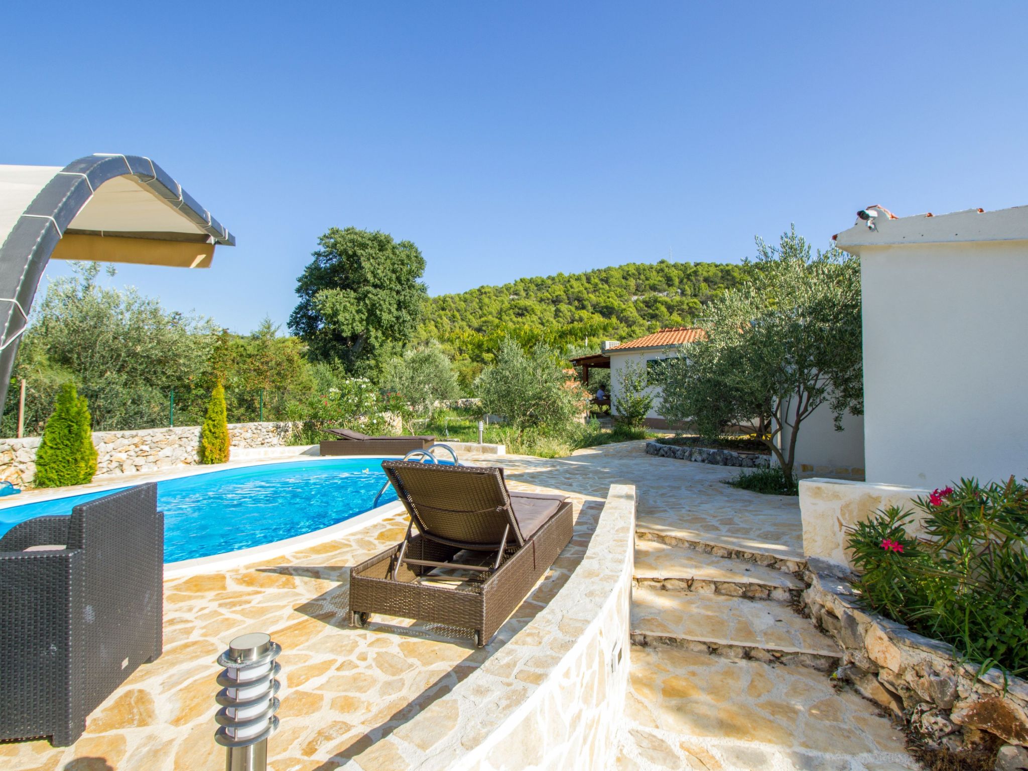 Hütte mit Garten, Grill und Terrasse-Drinnen