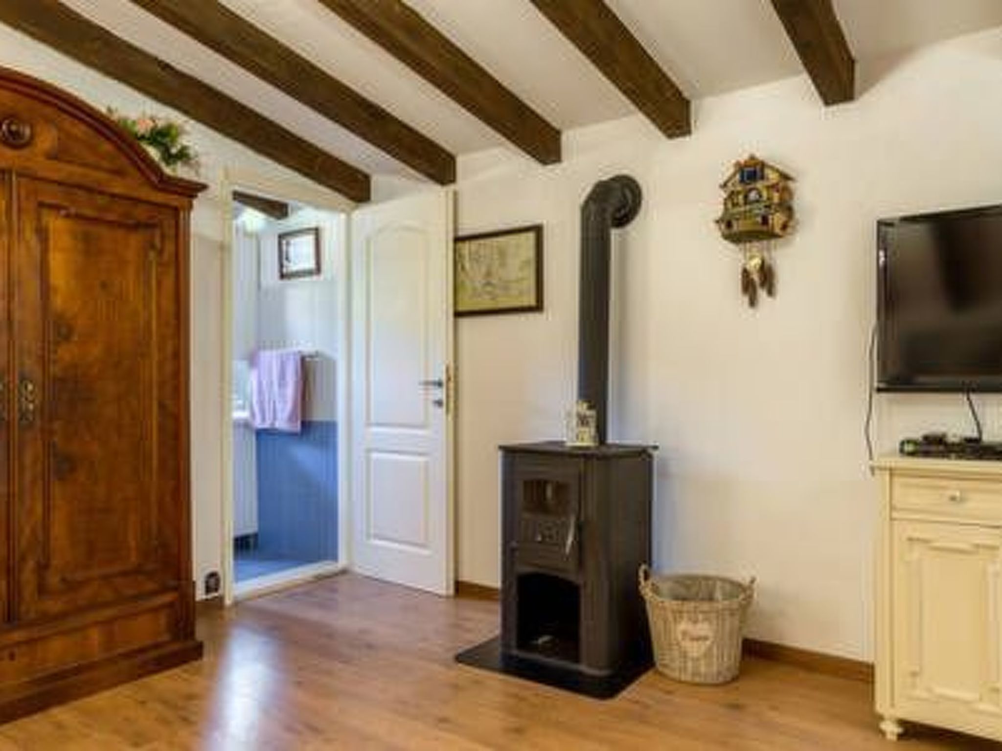 Hütte mit Garten, Grill und Terrasse-Drinnen