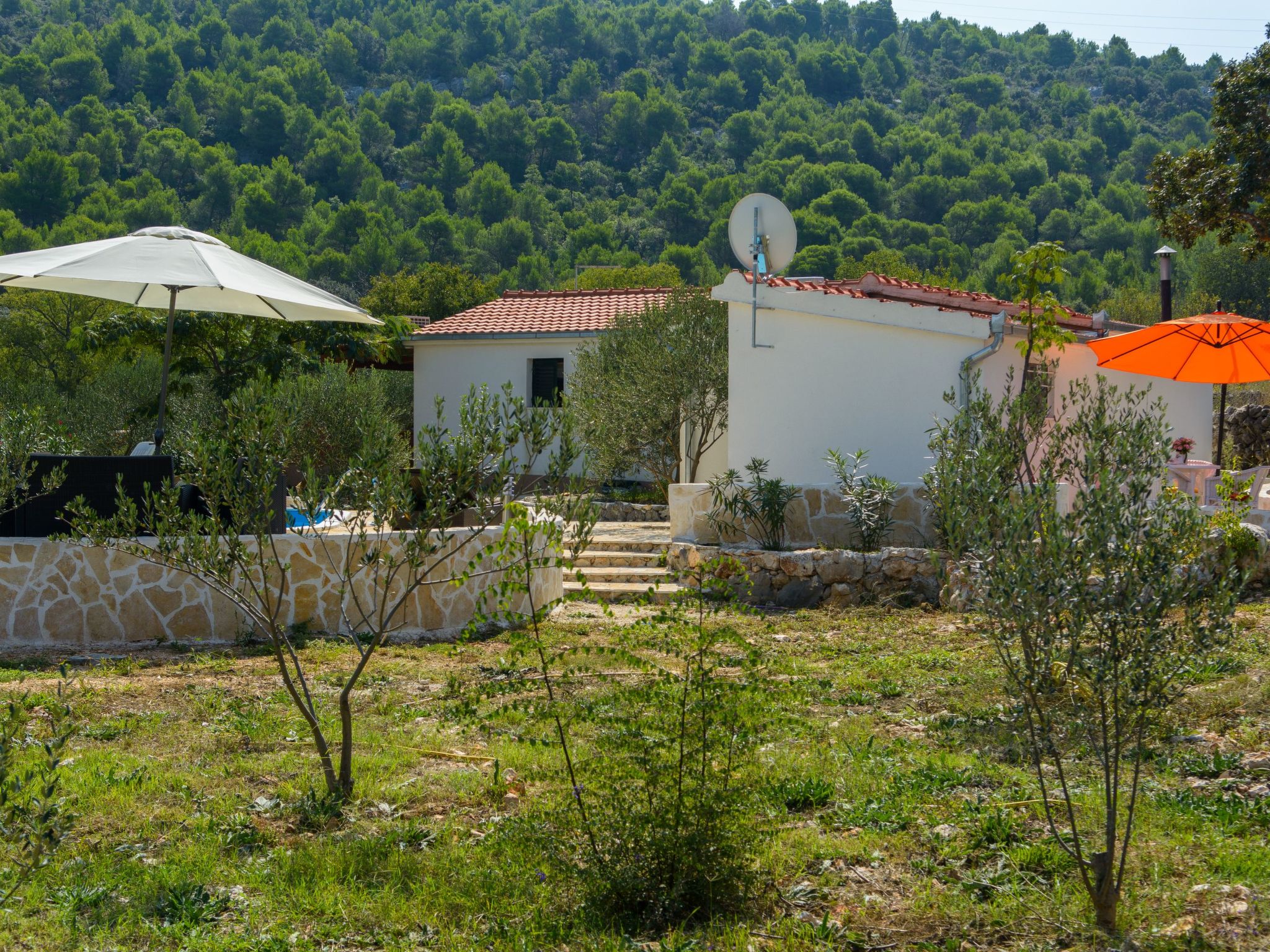 Hütte mit Garten, Grill und Terrasse-Drinnen
