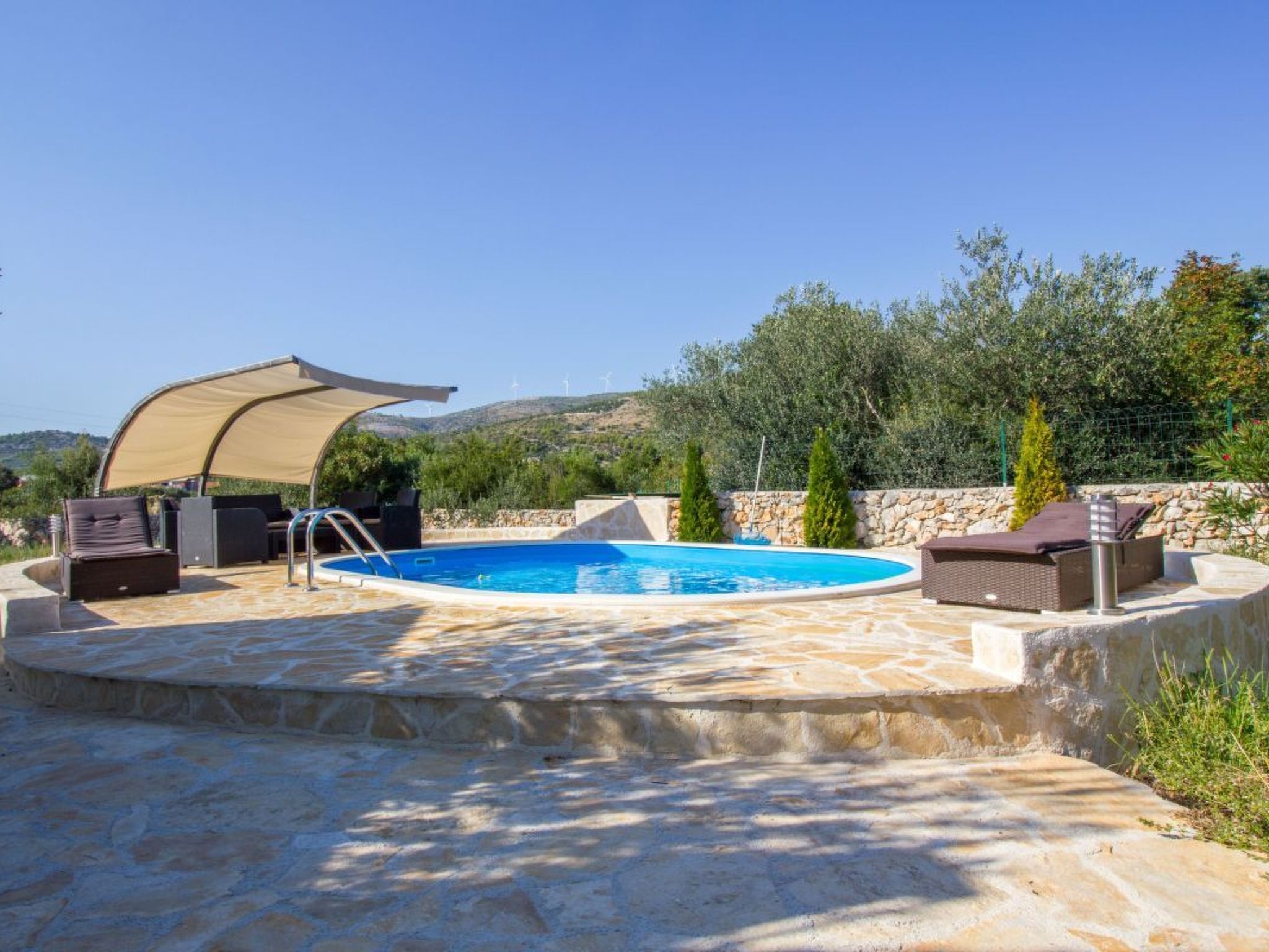 Hütte mit Garten, Grill und Terrasse-Drinnen