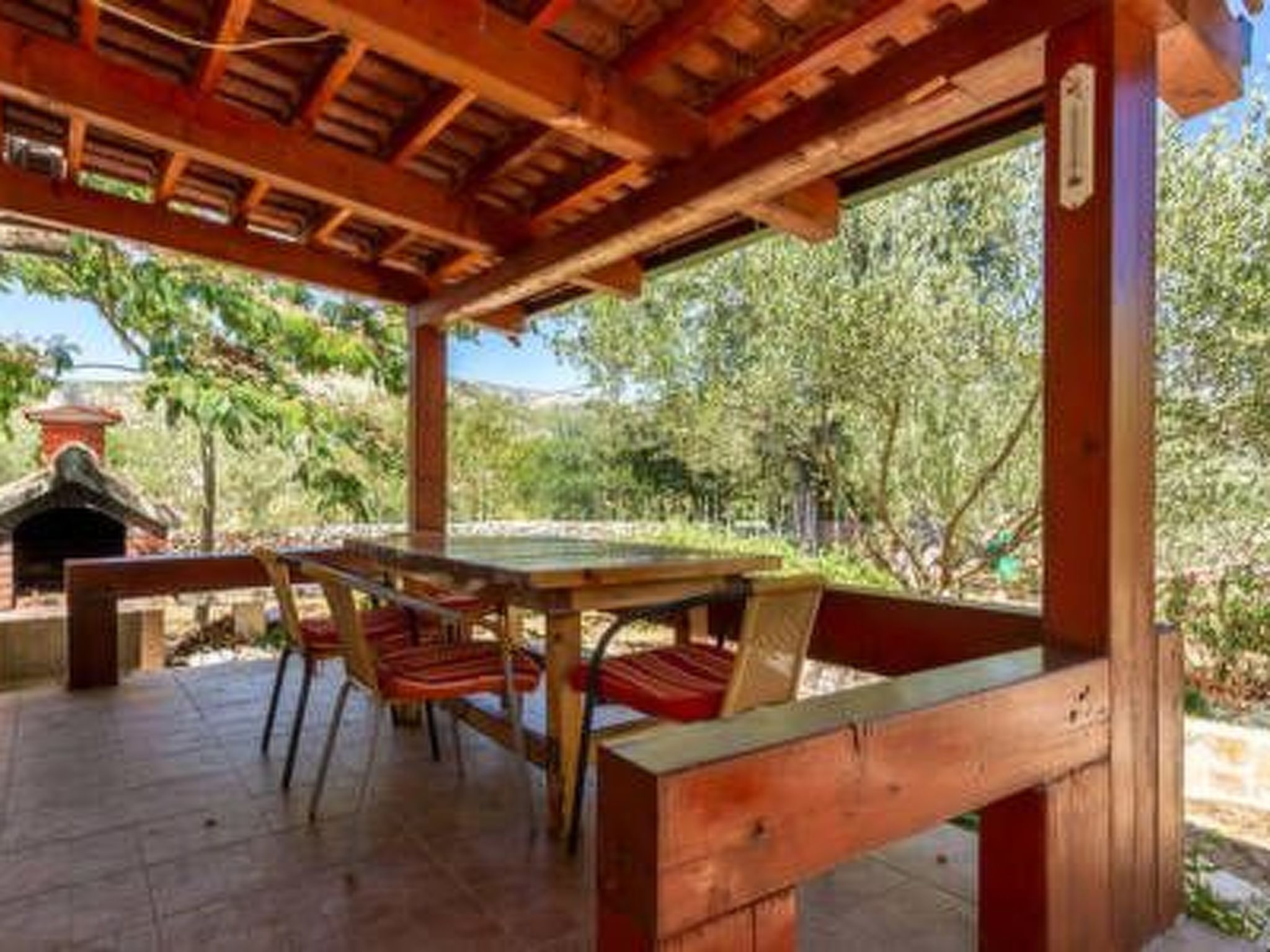 Hütte mit Garten, Grill und Terrasse-Drinnen