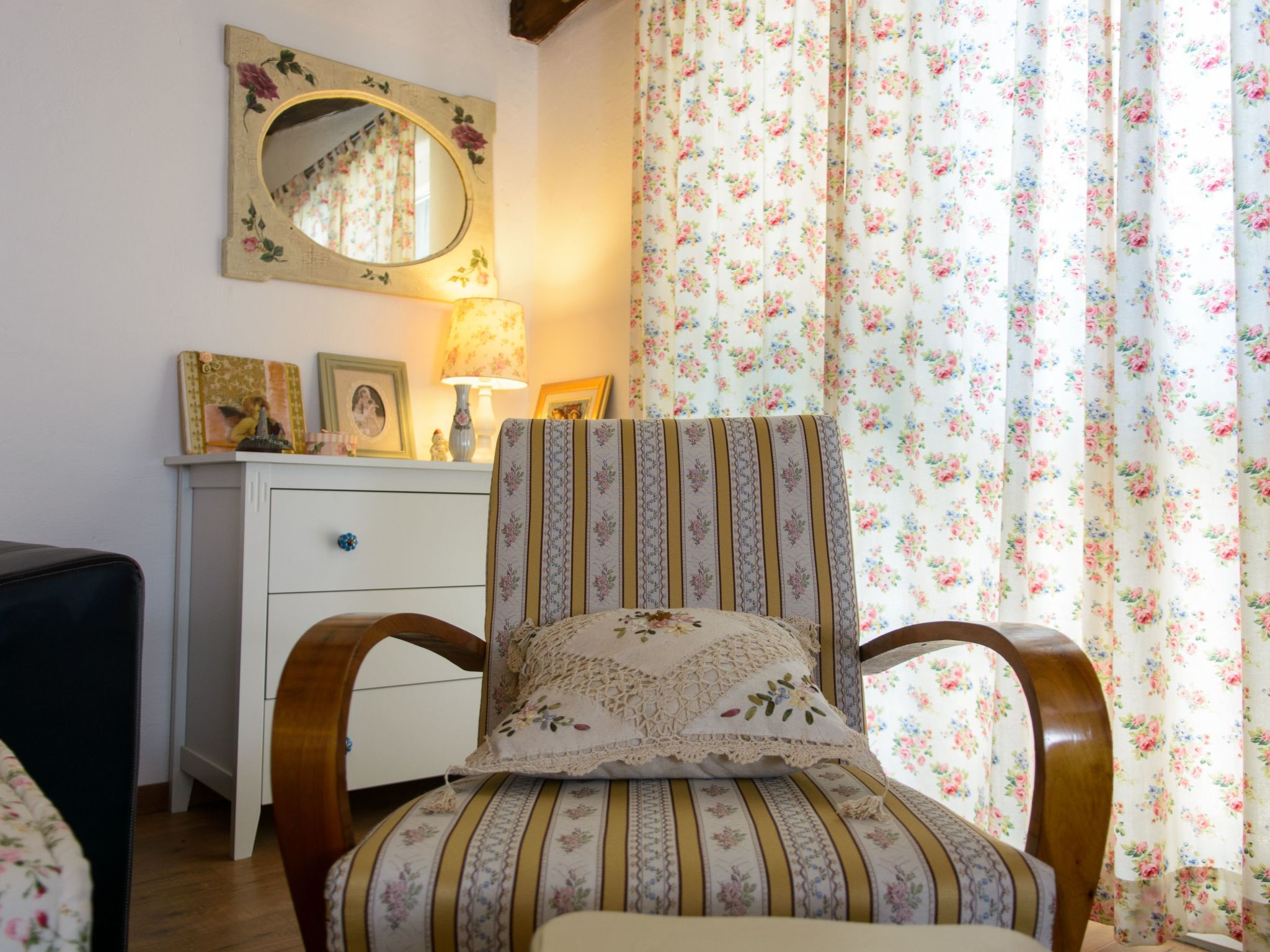 Hütte mit Garten, Grill und Terrasse-Drinnen