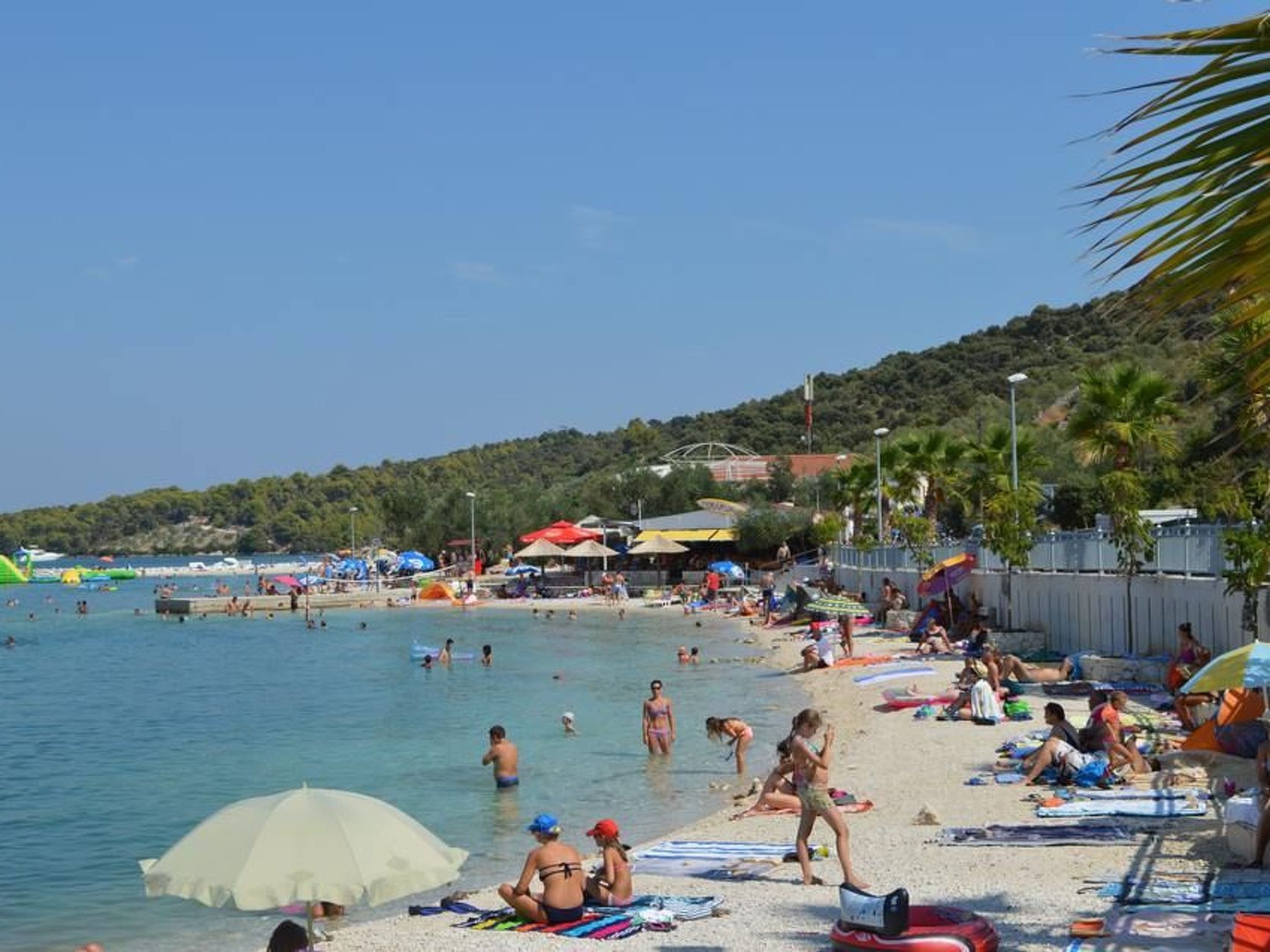 Hütte mit Garten, Grill und Terrasse-Drinnen