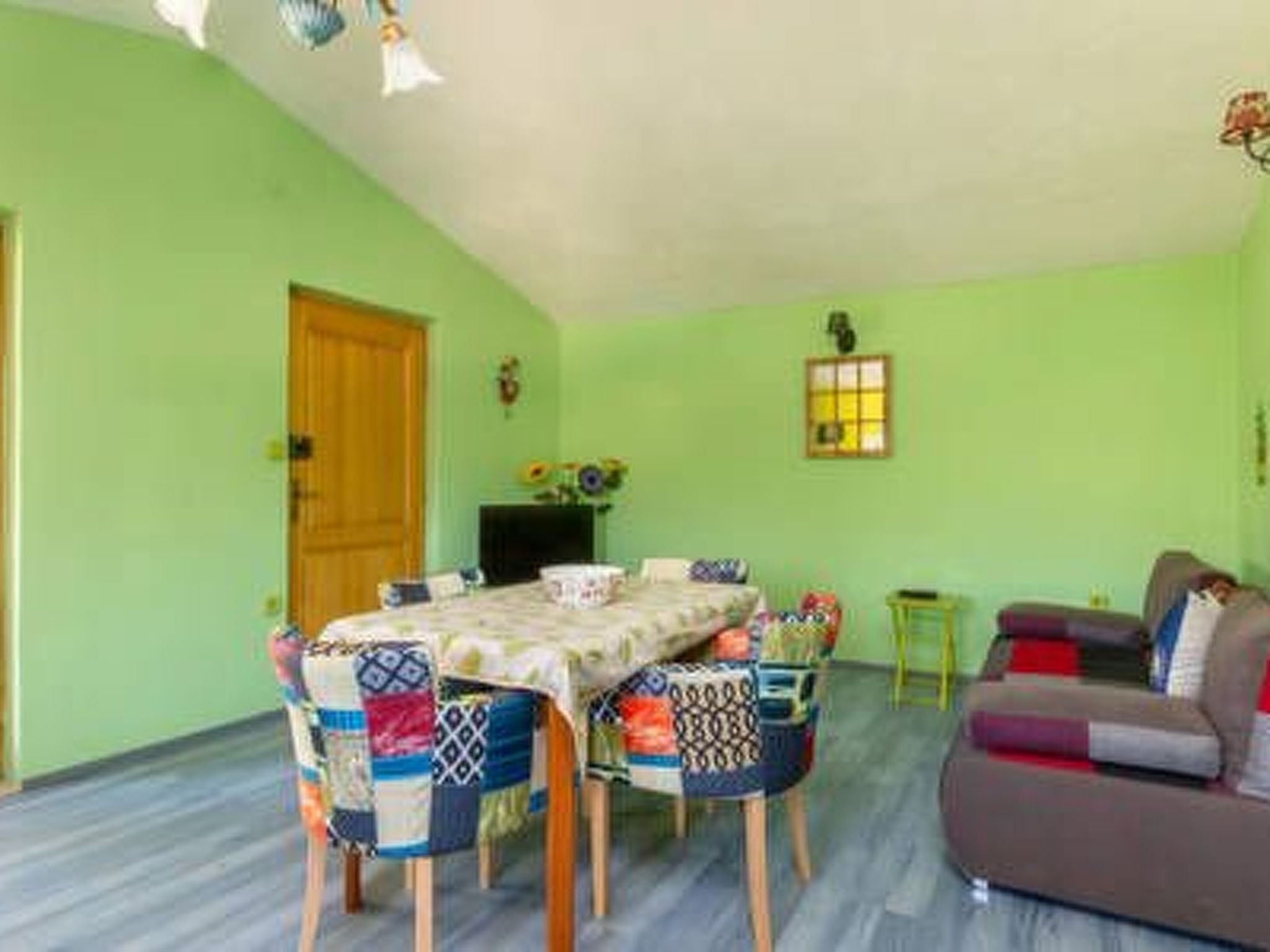 Hütte mit Garten, Grill und Terrasse-Drinnen