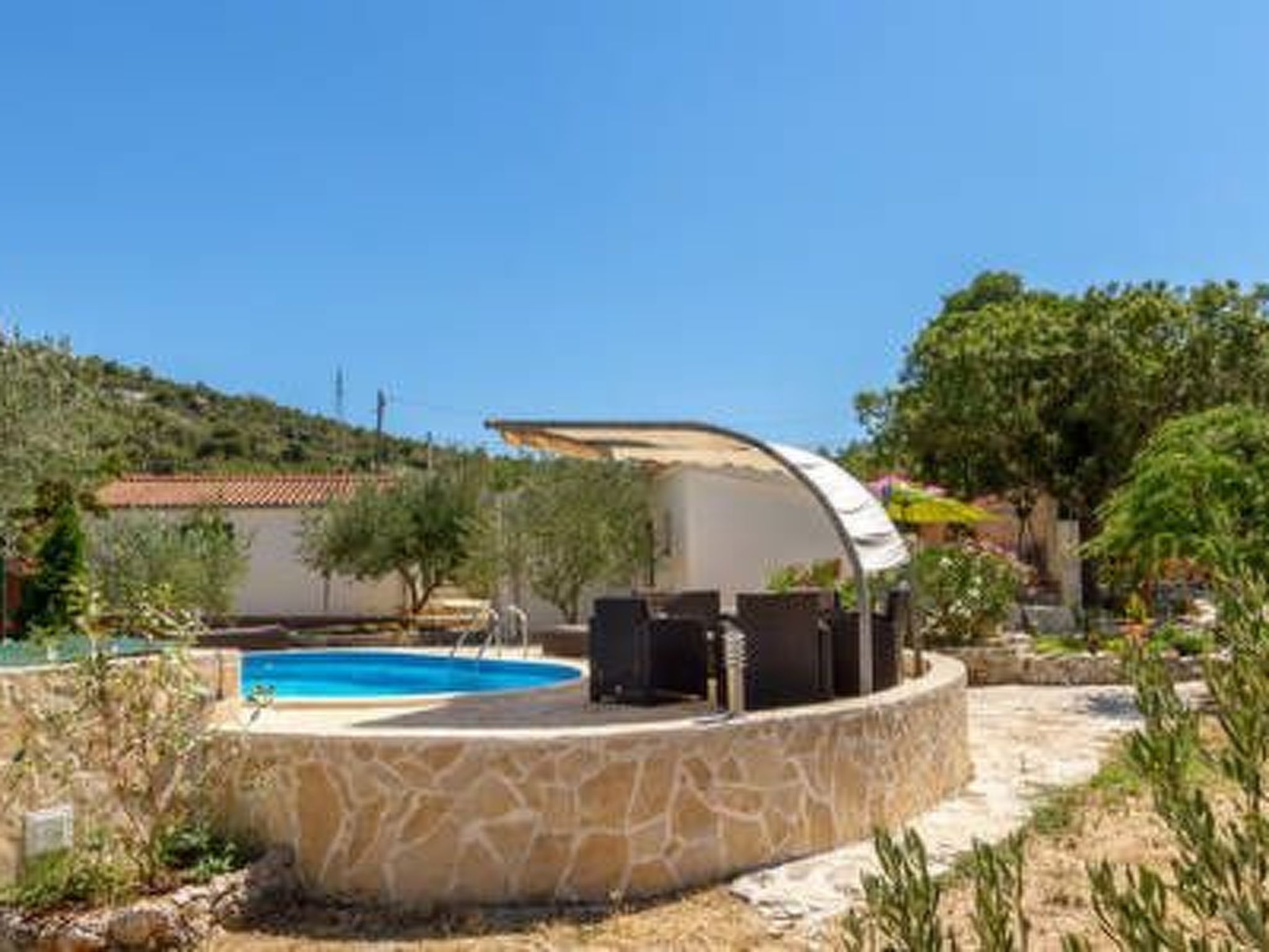 Hütte mit Garten, Grill und Terrasse-Drinnen