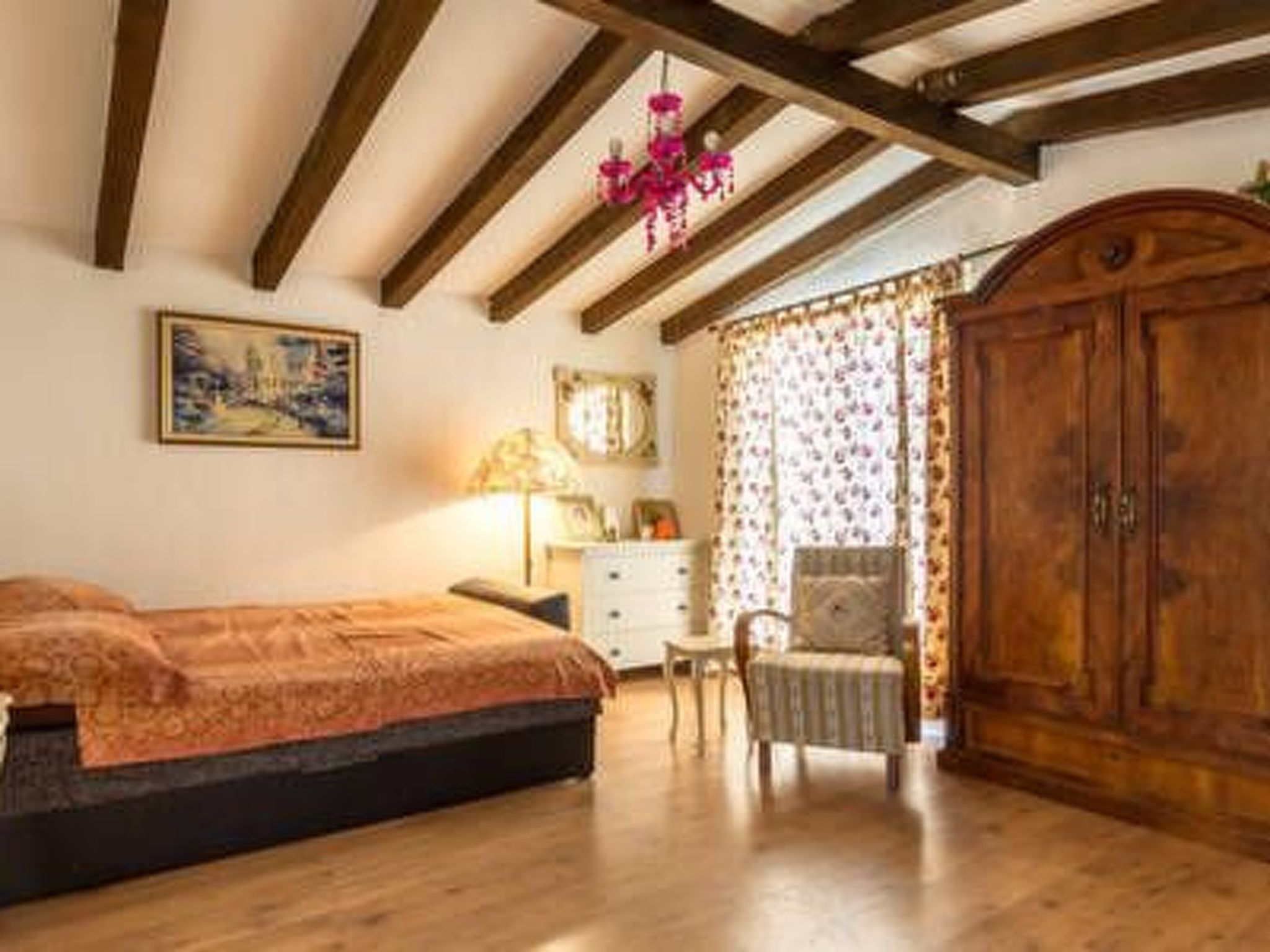 Hütte mit Garten, Grill und Terrasse-Drinnen