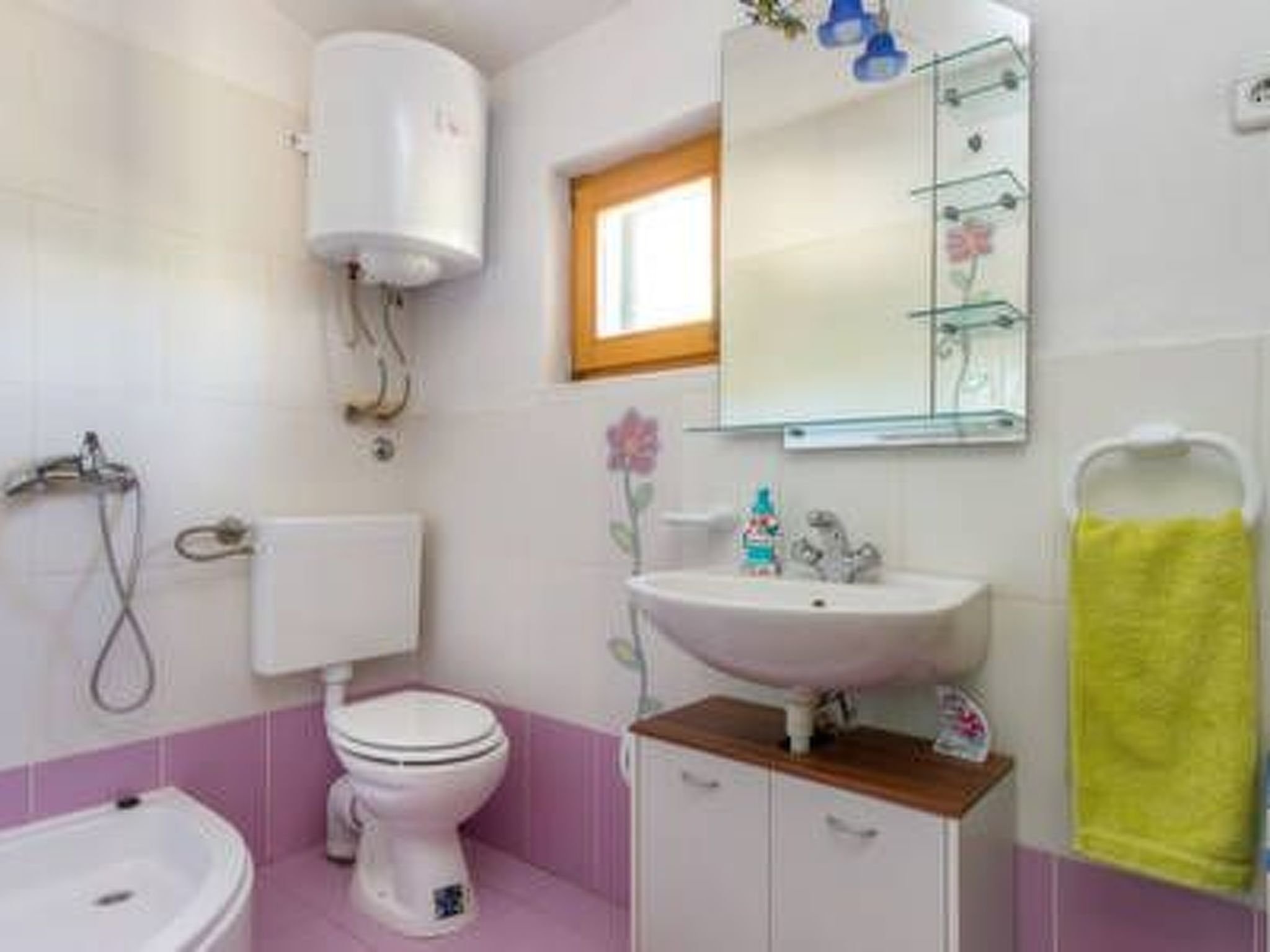 Hütte mit Garten, Grill und Terrasse-Drinnen