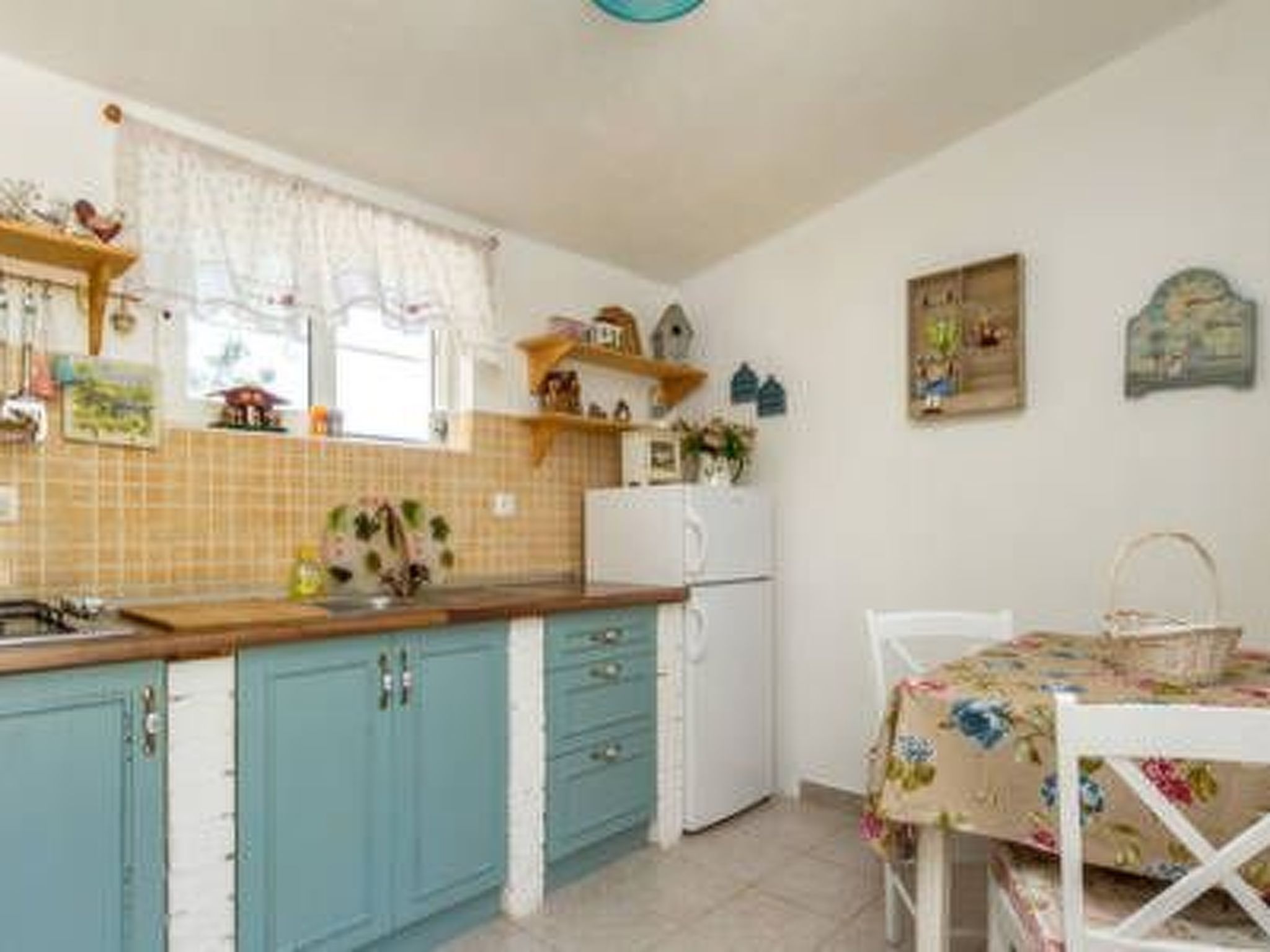 Hütte mit Garten, Grill und Terrasse-Drinnen