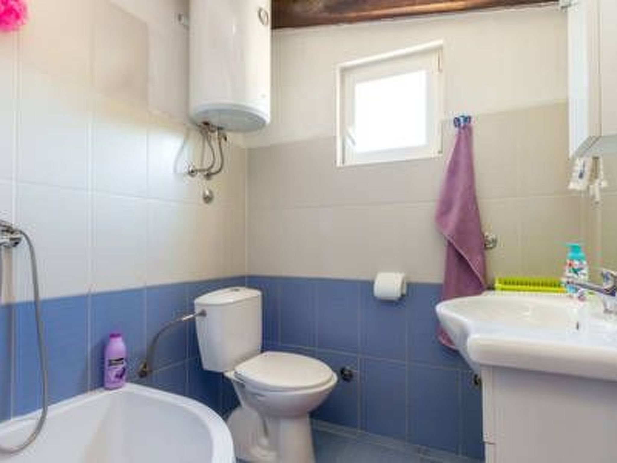 Hütte mit Garten, Grill und Terrasse-Drinnen