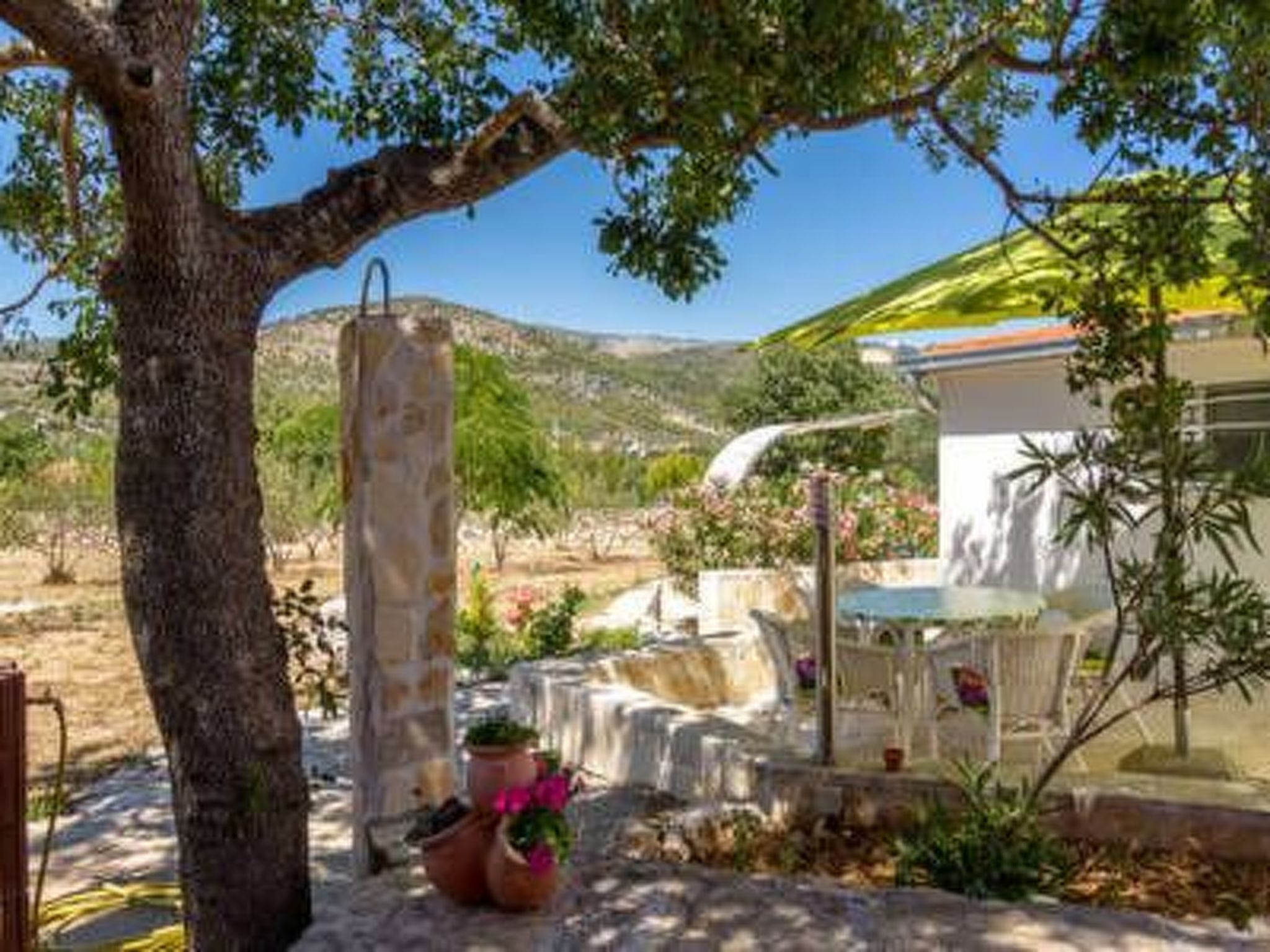 Hütte mit Garten, Grill und Terrasse-Drinnen