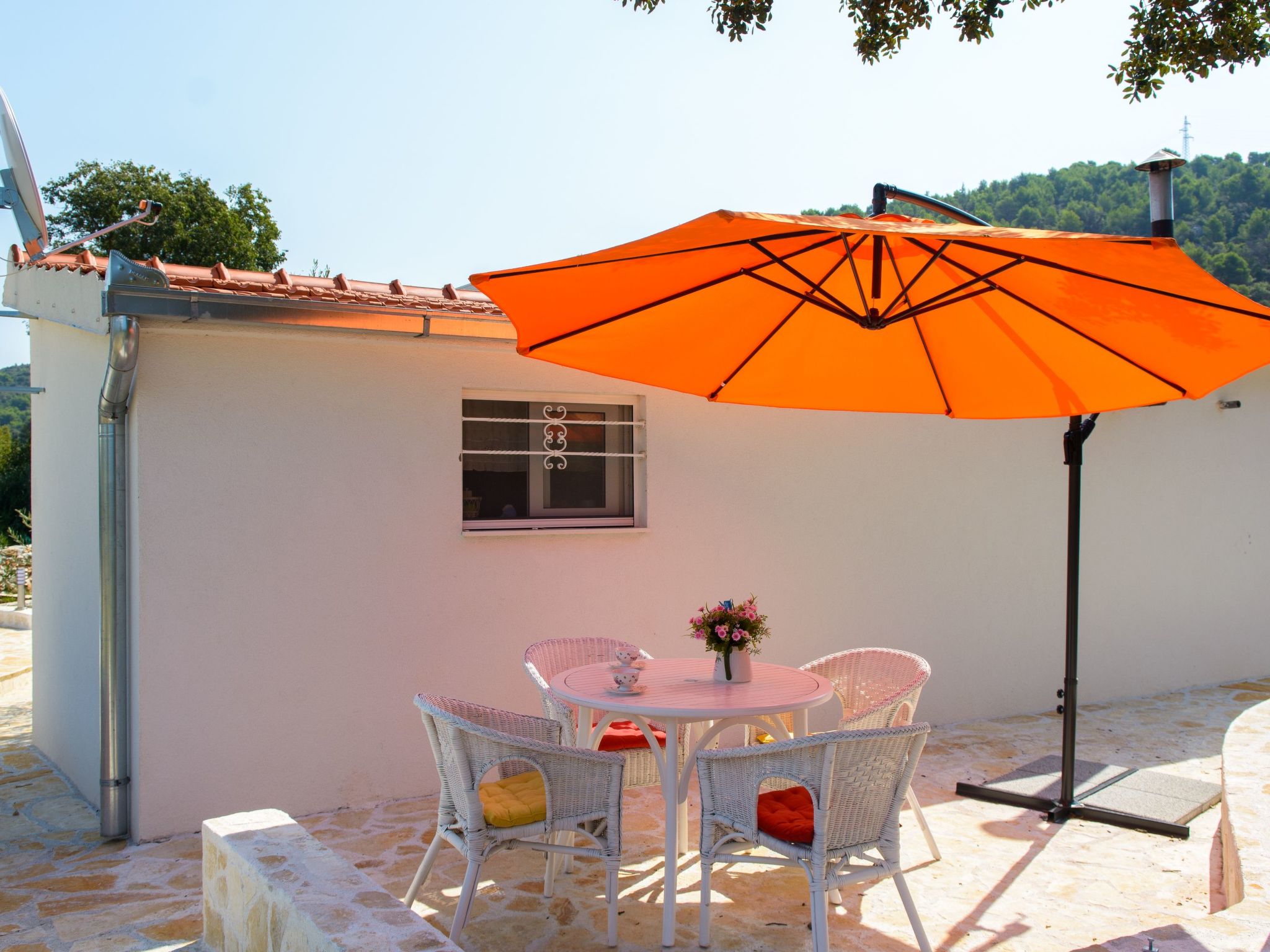 Hütte mit Garten, Grill und Terrasse-Drinnen