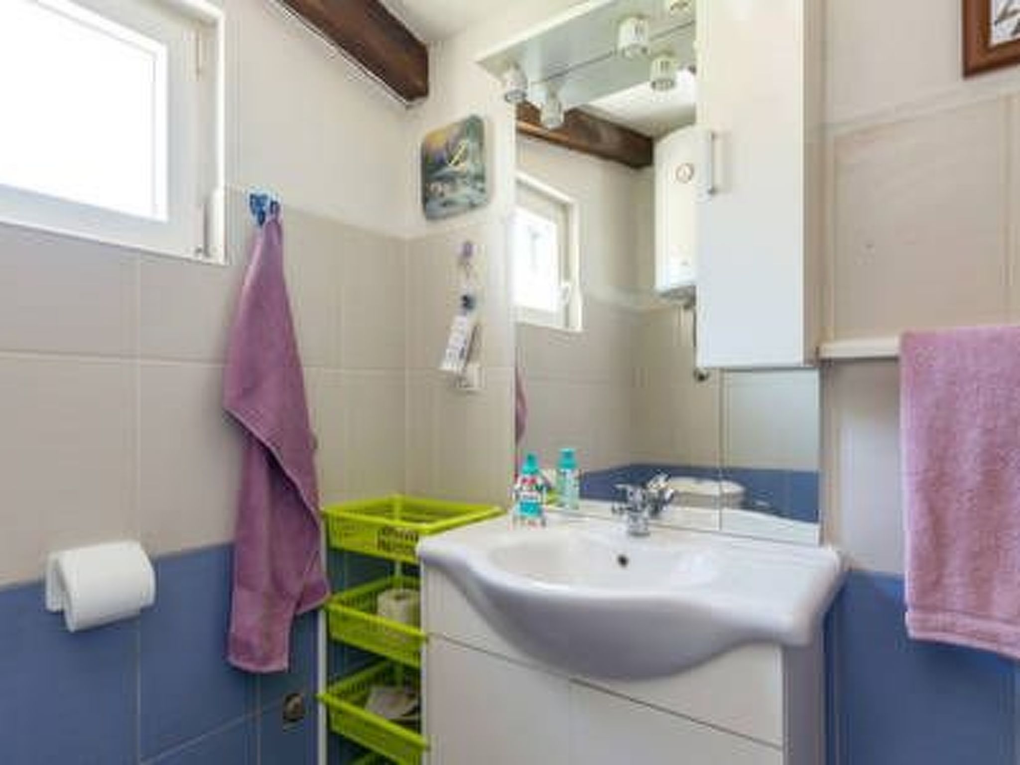 Hütte mit Garten, Grill und Terrasse-Drinnen