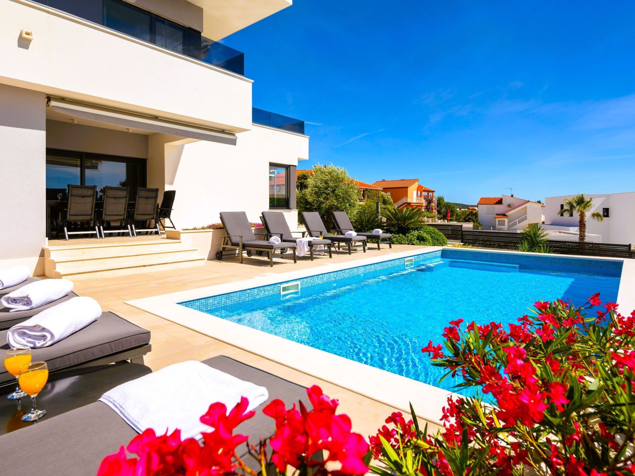 Luxuriöse Villa Dolce Vita direkt am Meer mit privatem Pool und Parkplatz-Inside