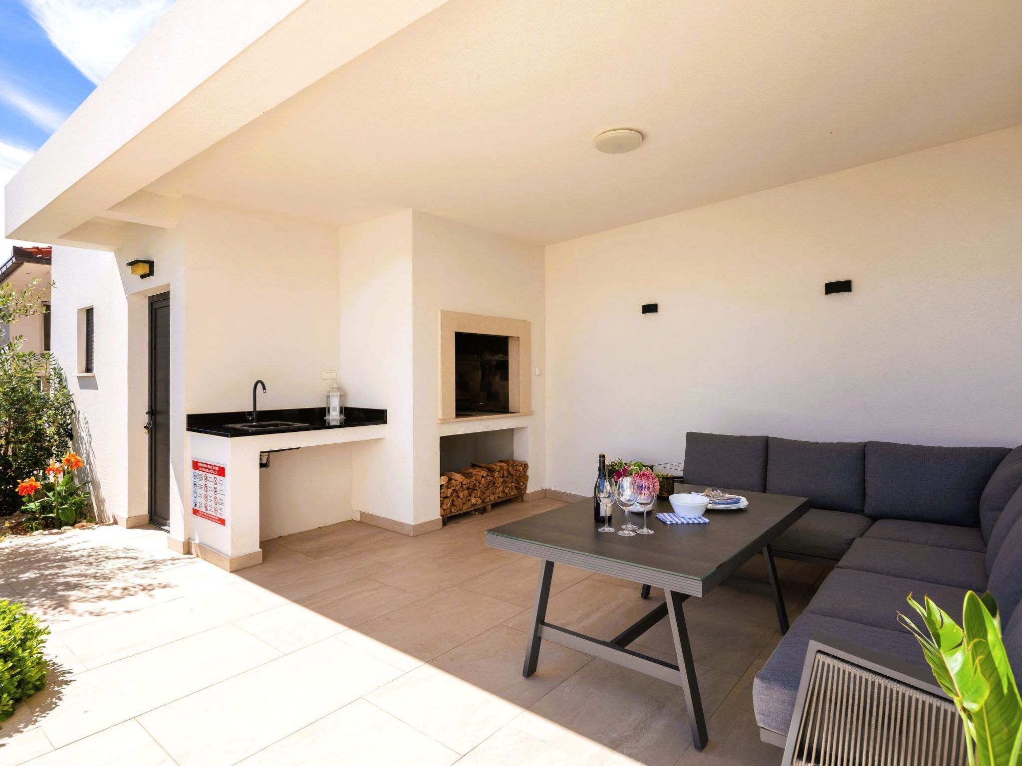 Luxuriöse Villa Dolce Vita direkt am Meer mit privatem Pool und Parkplatz-Inside