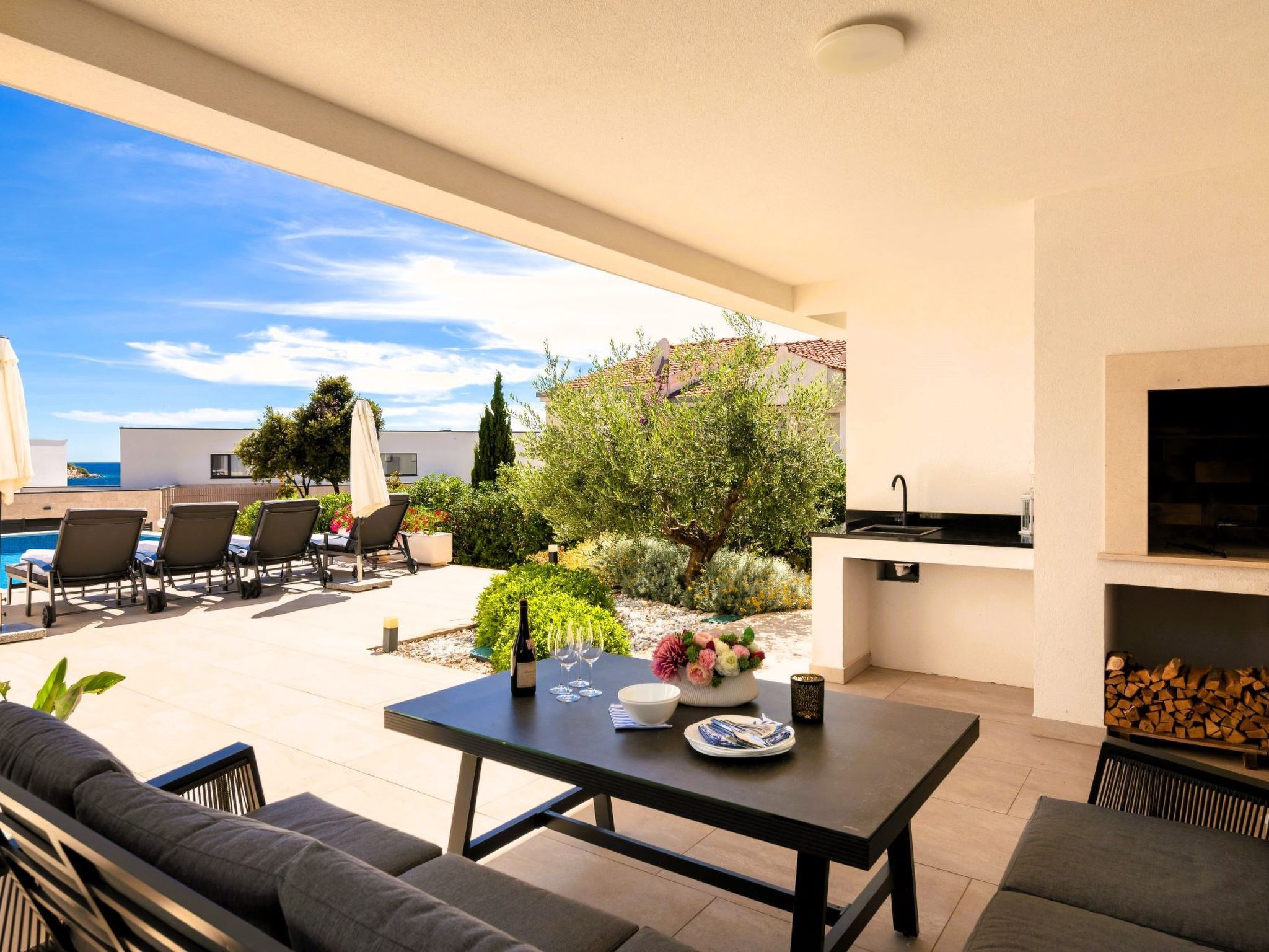 Luxuriöse Villa Dolce Vita direkt am Meer mit privatem Pool und Parkplatz-Inside