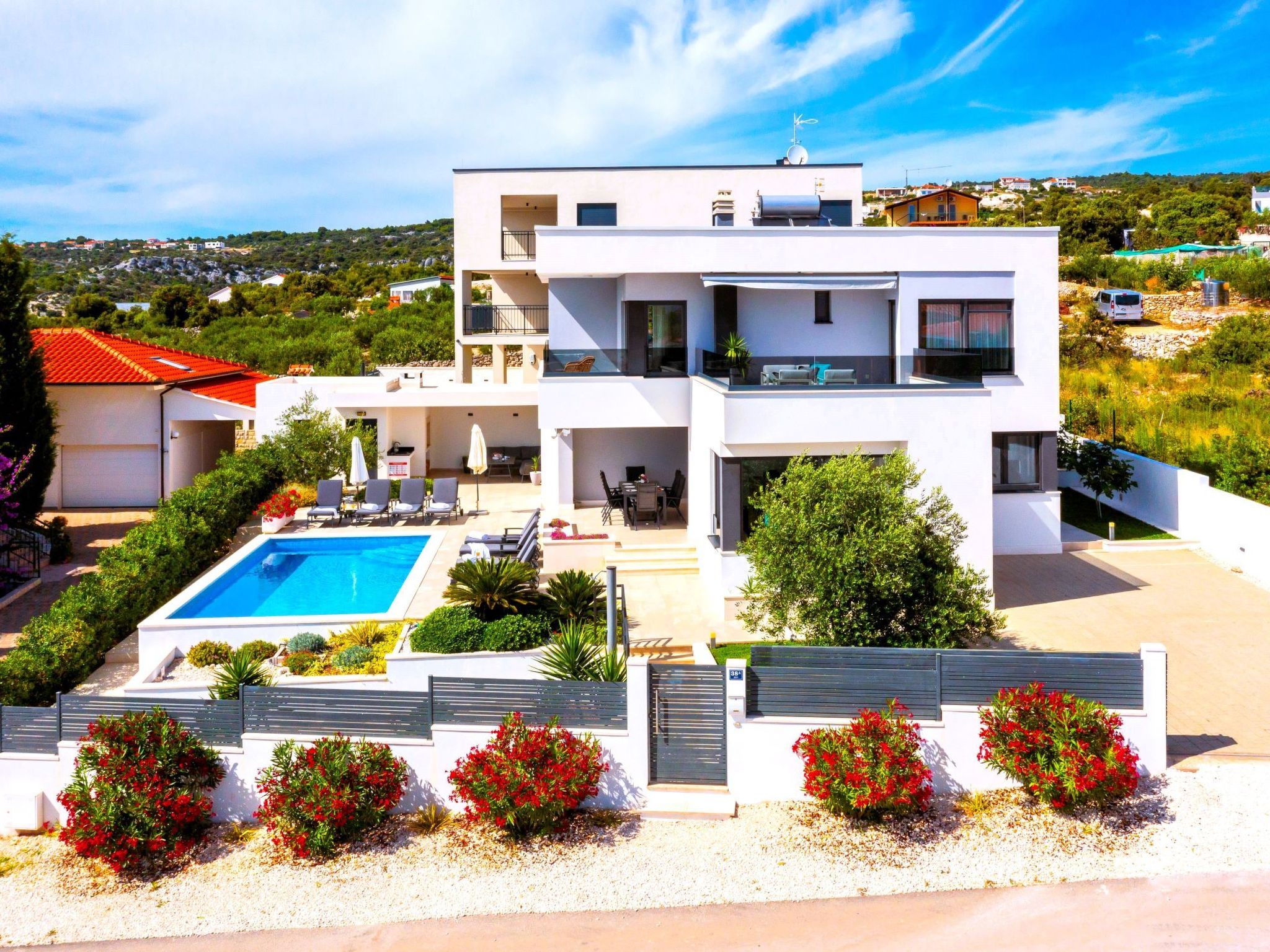 Luxuriöse Villa Dolce Vita direkt am Meer mit privatem Pool und Parkplatz-Inside