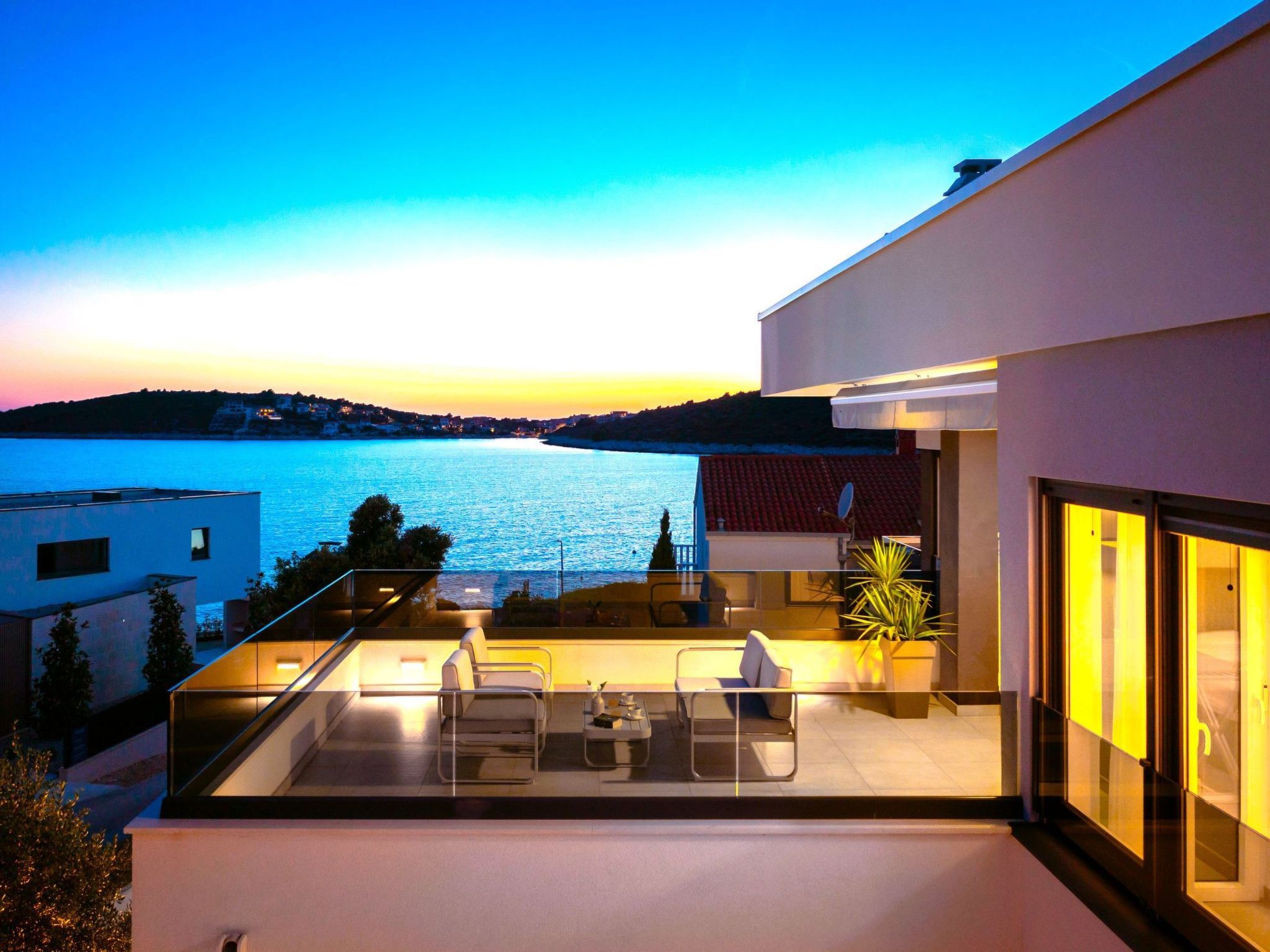 Luxuriöse Villa Dolce Vita direkt am Meer mit privatem Pool und Parkplatz-Inside