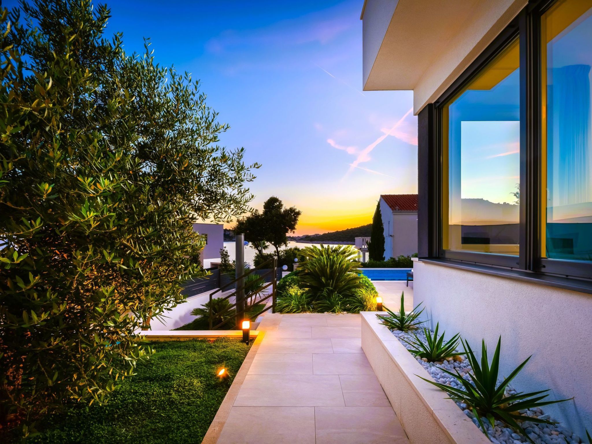 Luxuriöse Villa Dolce Vita direkt am Meer mit privatem Pool und Parkplatz-Inside