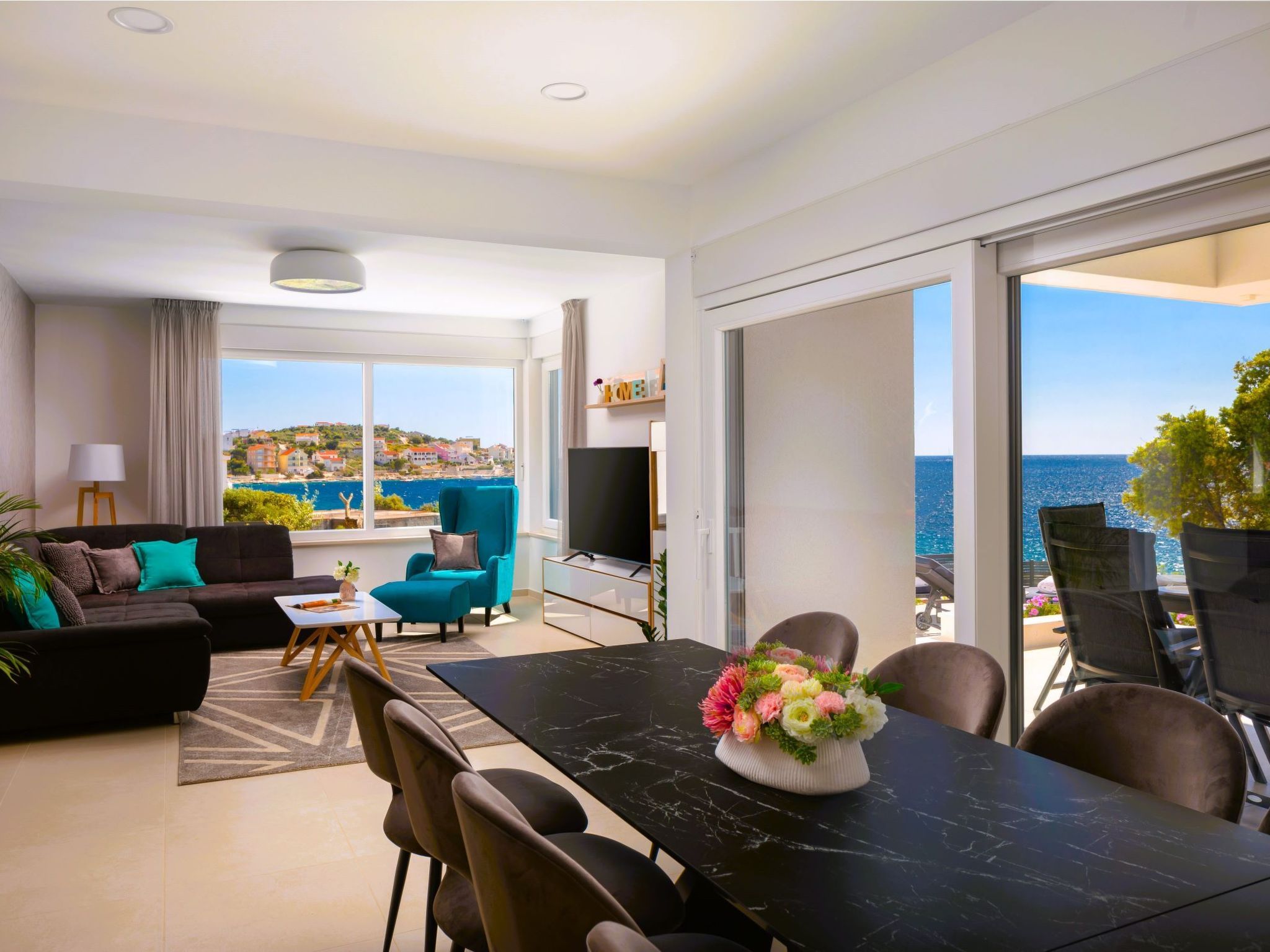 Luxuriöse Villa Dolce Vita direkt am Meer mit privatem Pool und Parkplatz-Inside