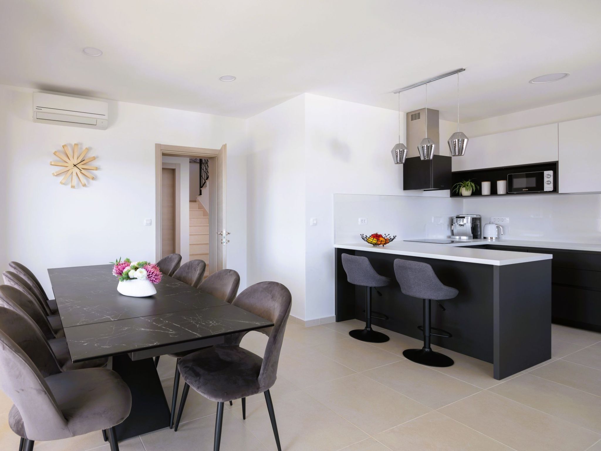 Luxuriöse Villa Dolce Vita direkt am Meer mit privatem Pool und Parkplatz-Inside