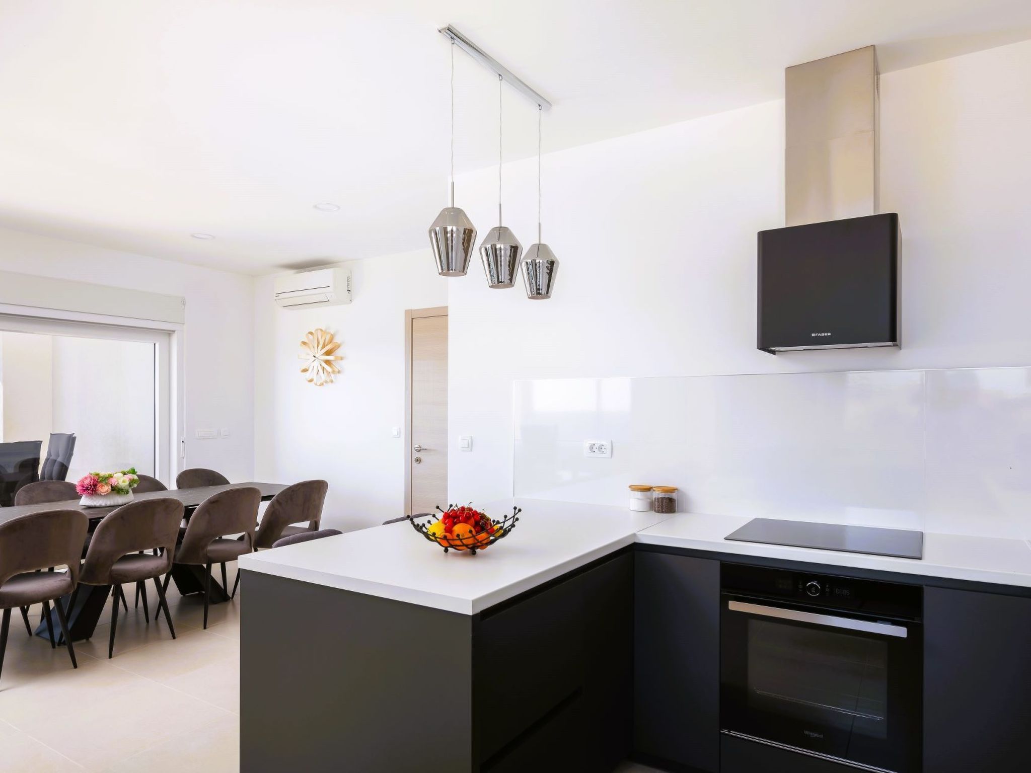 Luxuriöse Villa Dolce Vita direkt am Meer mit privatem Pool und Parkplatz-Inside