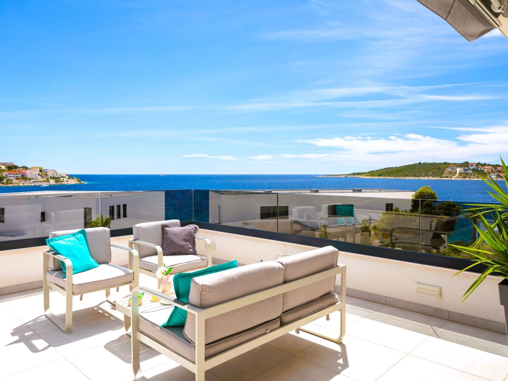 Luxuriöse Villa Dolce Vita direkt am Meer mit privatem Pool und Parkplatz-Inside