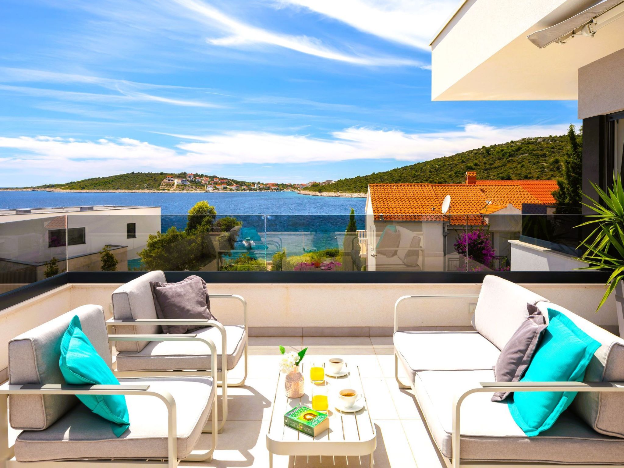 Luxuriöse Villa Dolce Vita direkt am Meer mit privatem Pool und Parkplatz-Inside