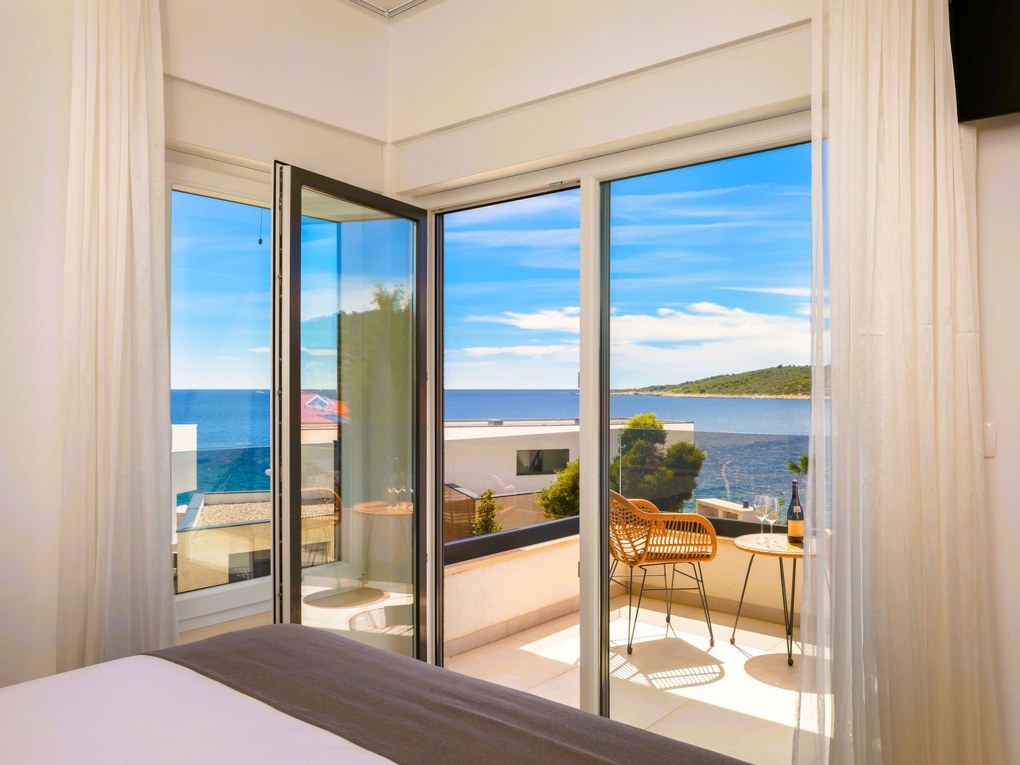 Luxuriöse Villa Dolce Vita direkt am Meer mit privatem Pool und Parkplatz-Inside