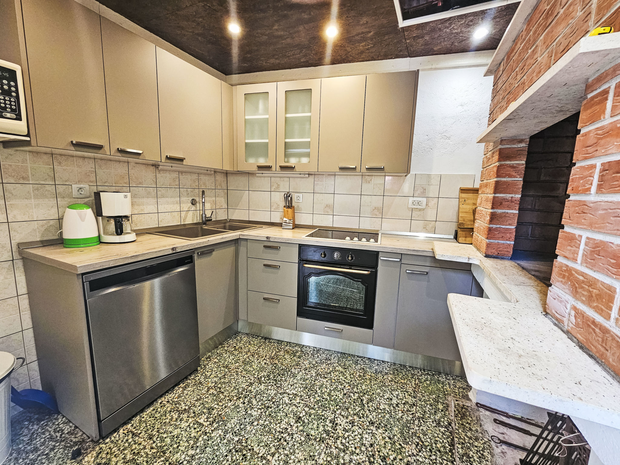 Maison Mirko – Cuisine et coin repas, photo 33 sur 37