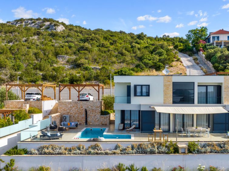 6-persoons vakantiehuis in Vinišće met verwarmd zwembad aan zee in Vinišće