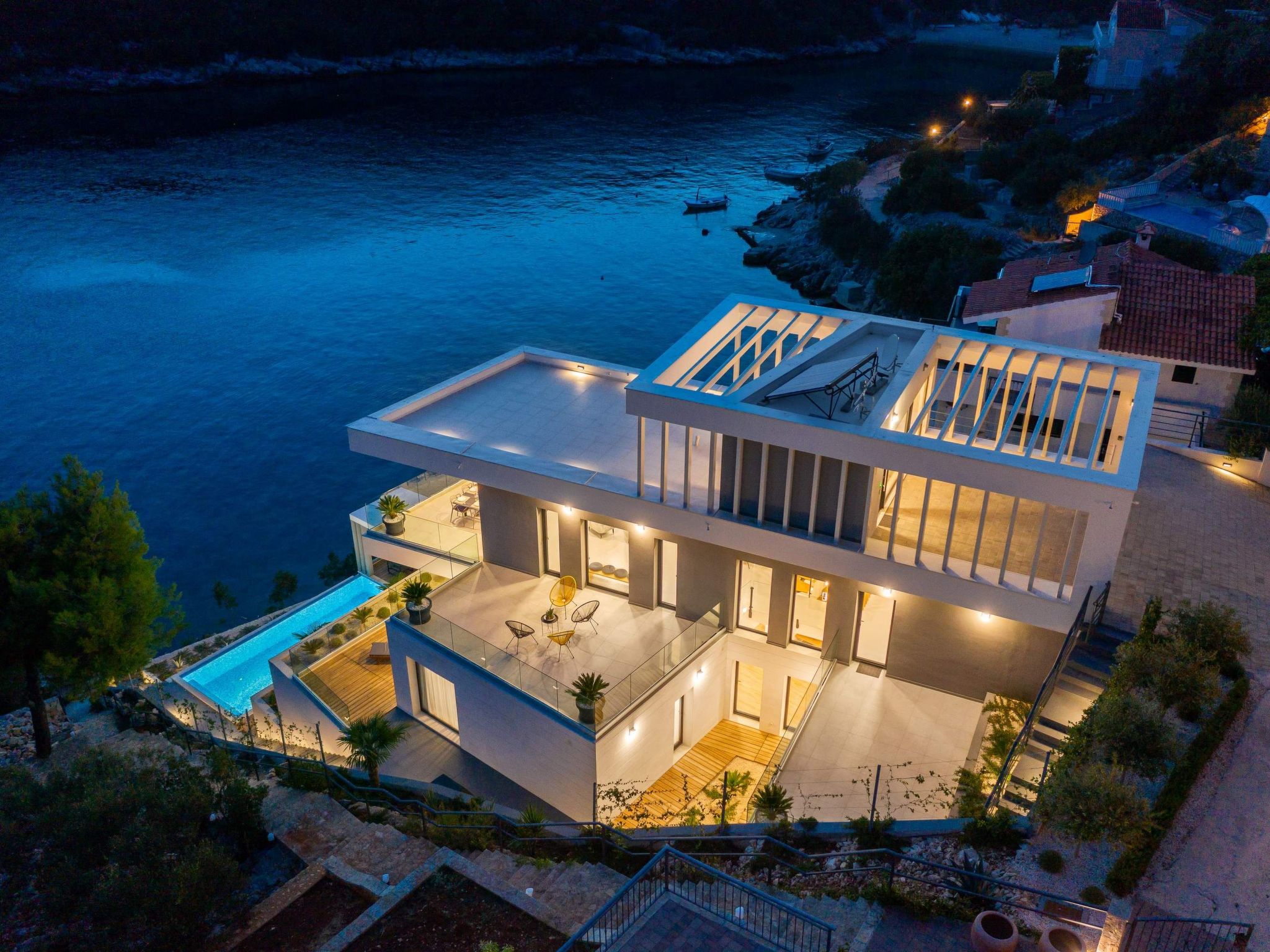 Haus in Vinišće mit Außenterrasse