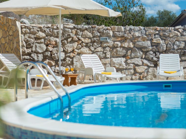 Vrijstaand vakantiehuis met privézwembad in Mastrinka in Mastrinka