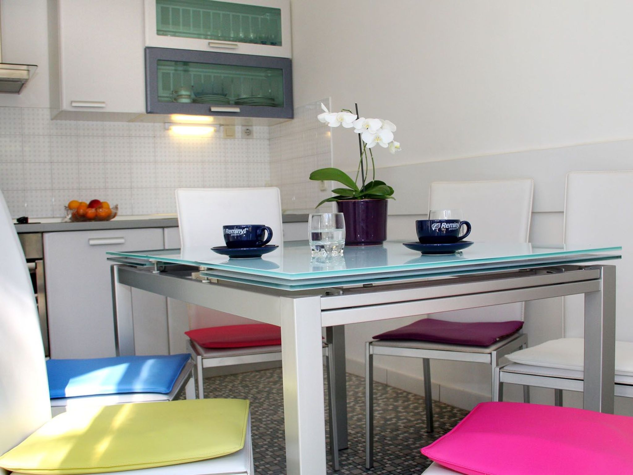 Villa mit Blick auf das Wasser-Image-tags.info