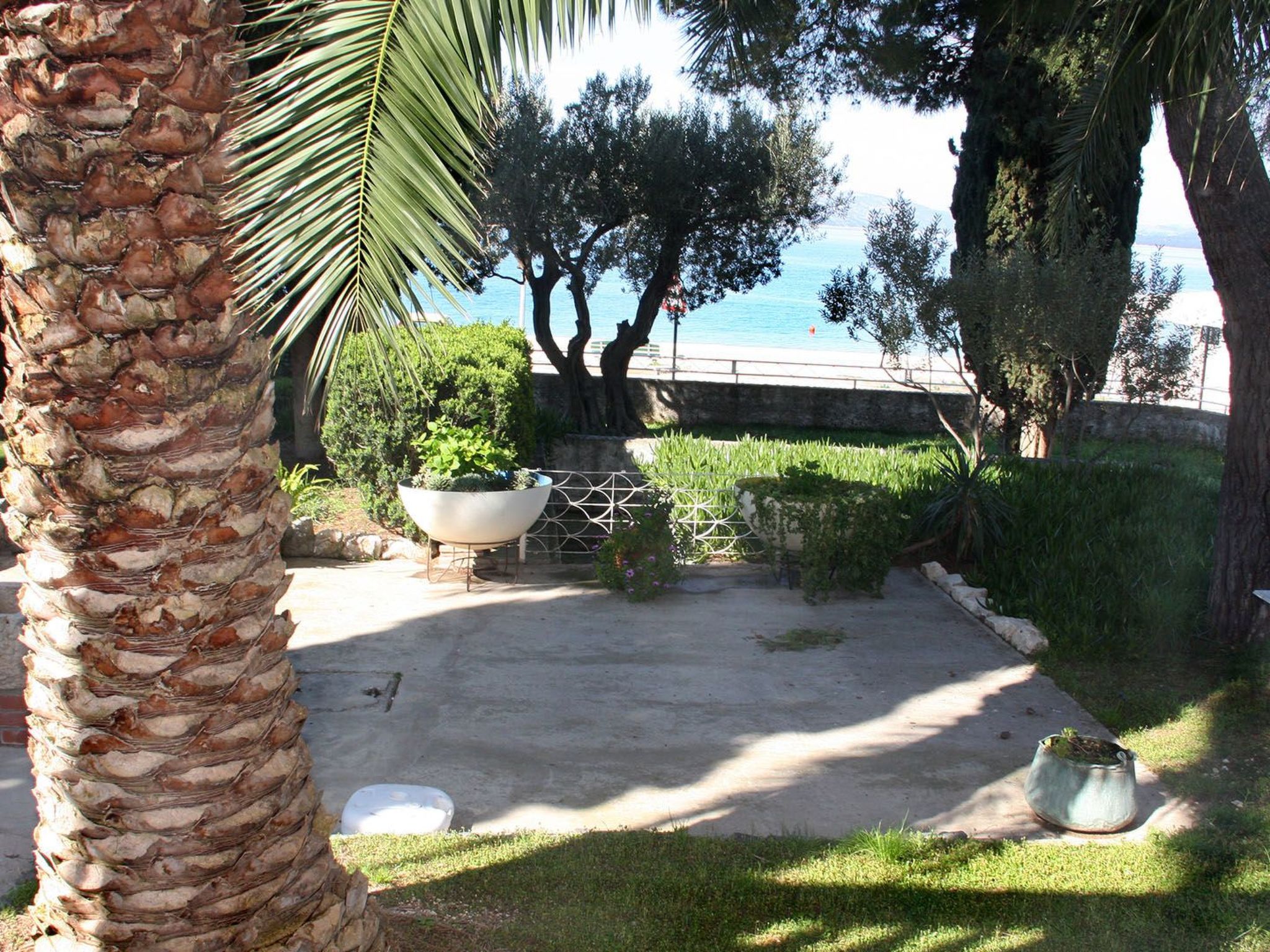 Villa mit Blick auf das Wasser-Image-tags.info