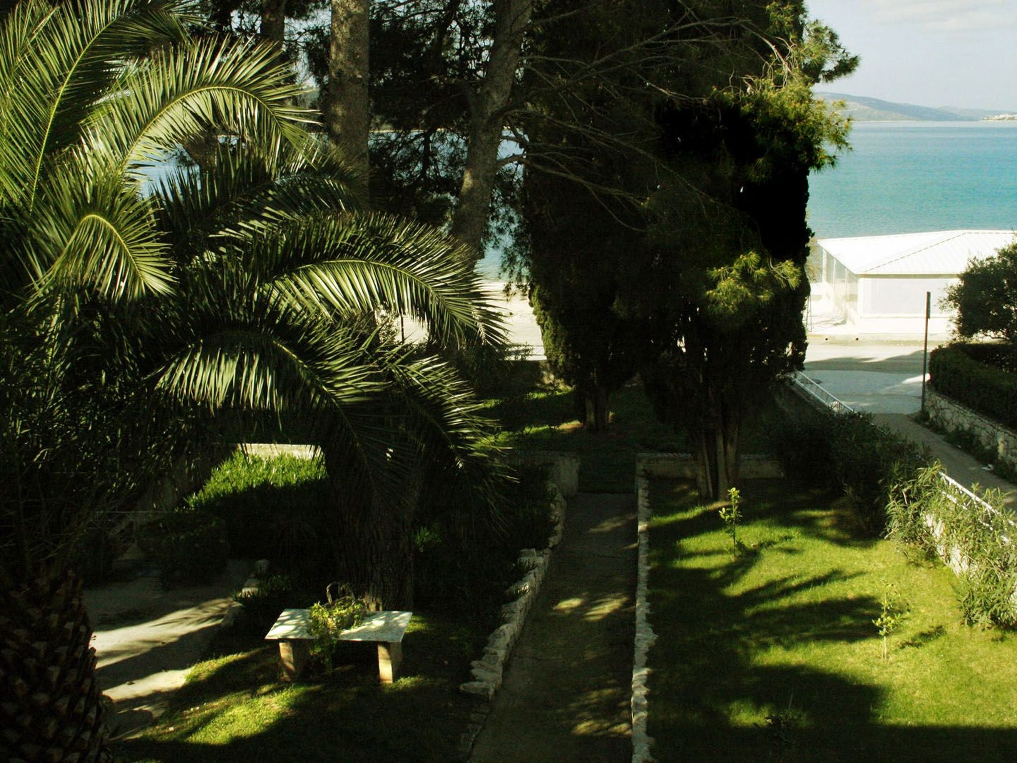 Villa mit Blick auf das Wasser-Image-tags.info