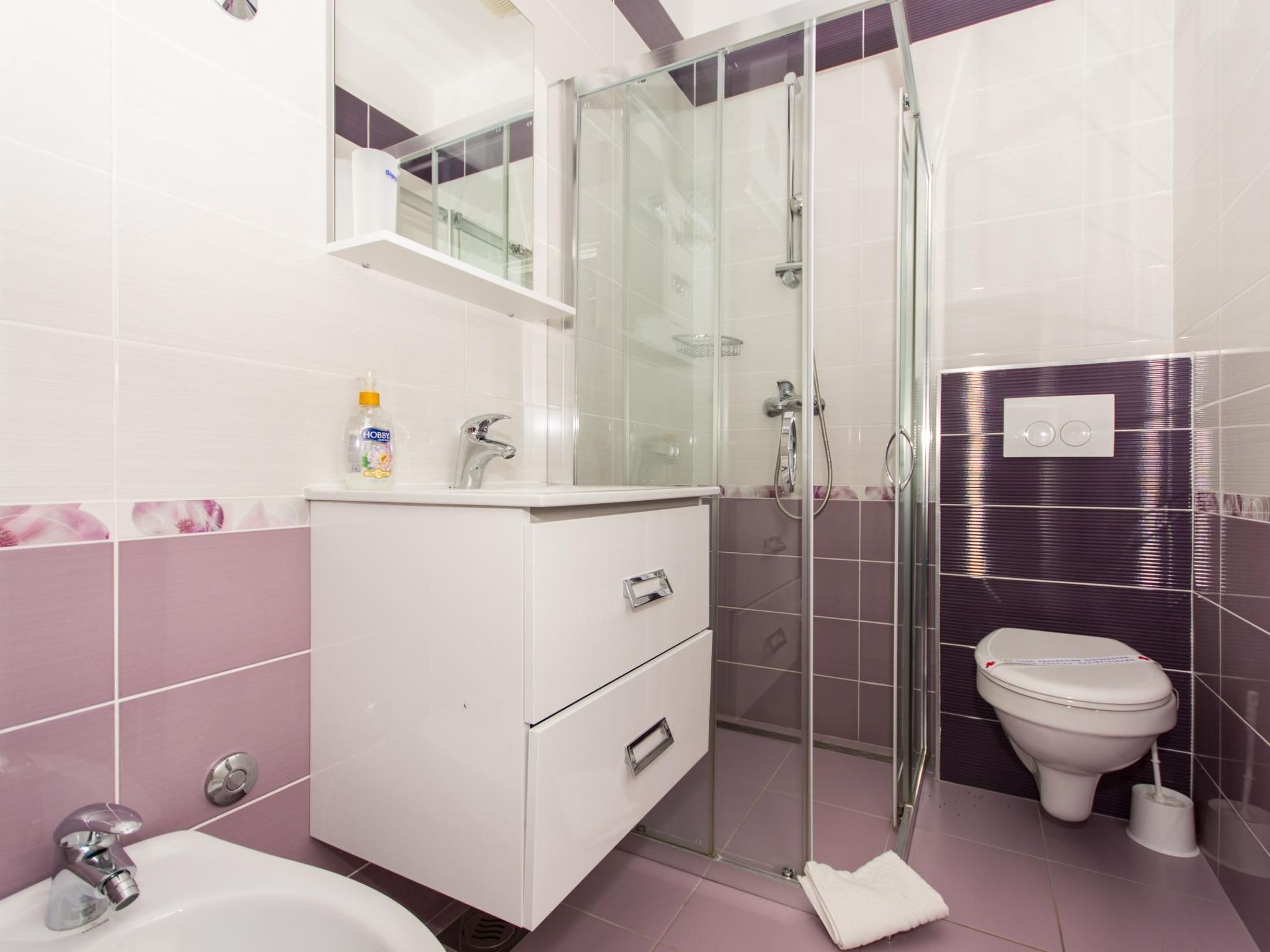 Für sechs Personen, mit einem Balkon-Drinnen