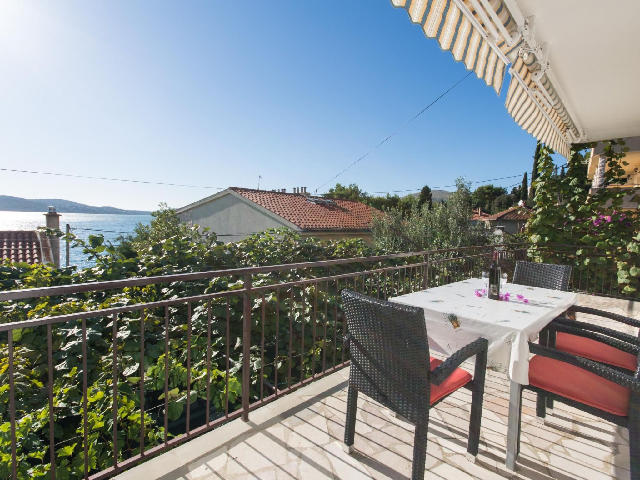 Für sechs Personen, mit einem Balkon-Drinnen